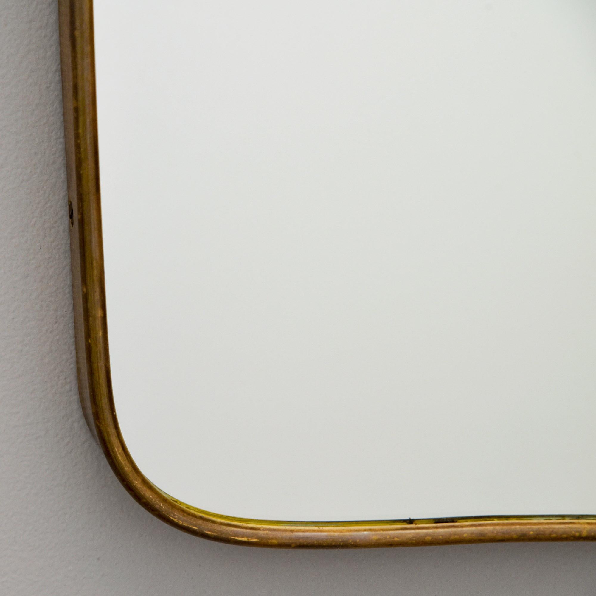 Coppia di specchi con cornice in ottone della metà del secolo scorso in stile italiano Gio Ponti in vendita 1