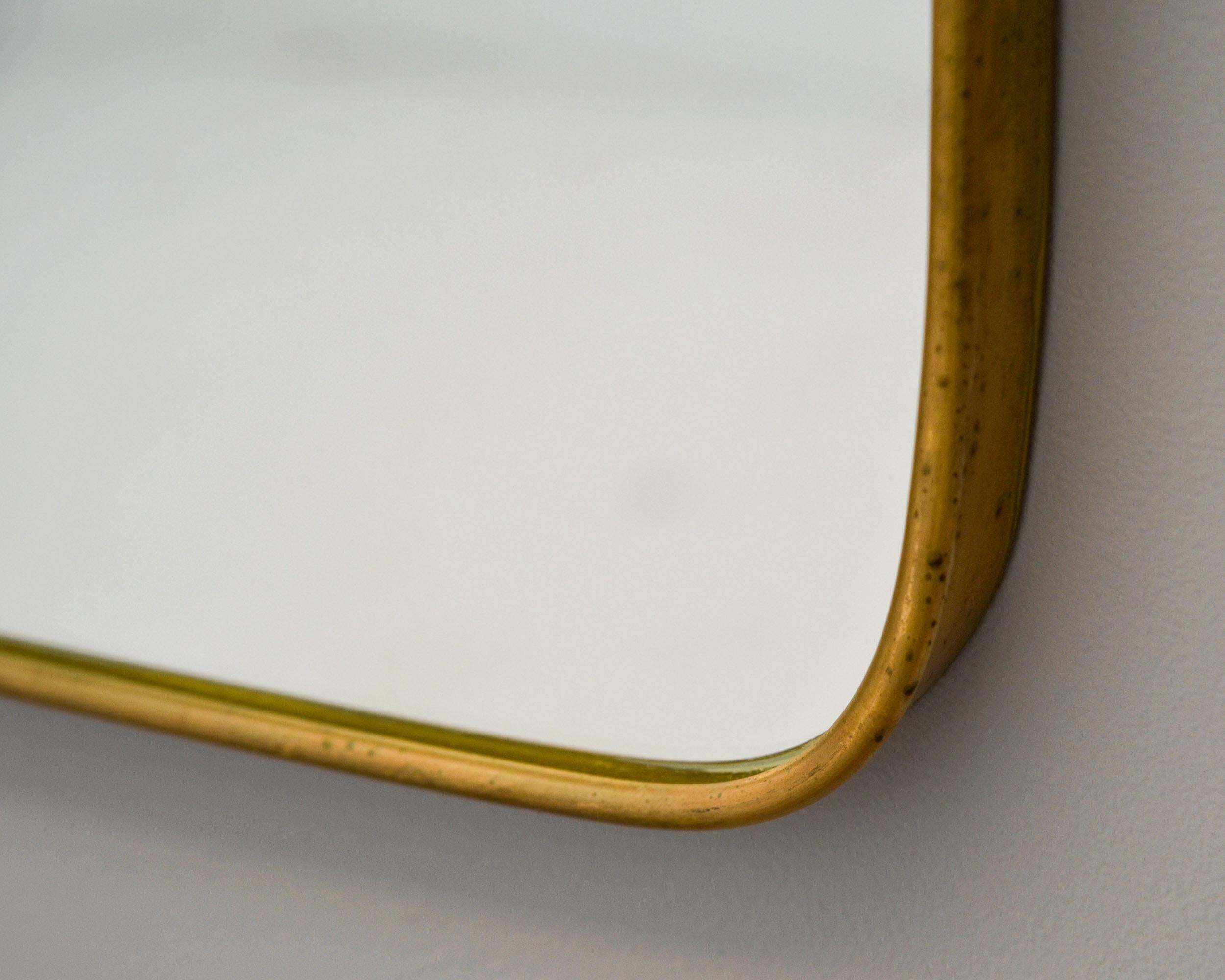 Coppia di specchi con cornice in ottone della metà del secolo scorso in stile italiano Gio Ponti in vendita 2