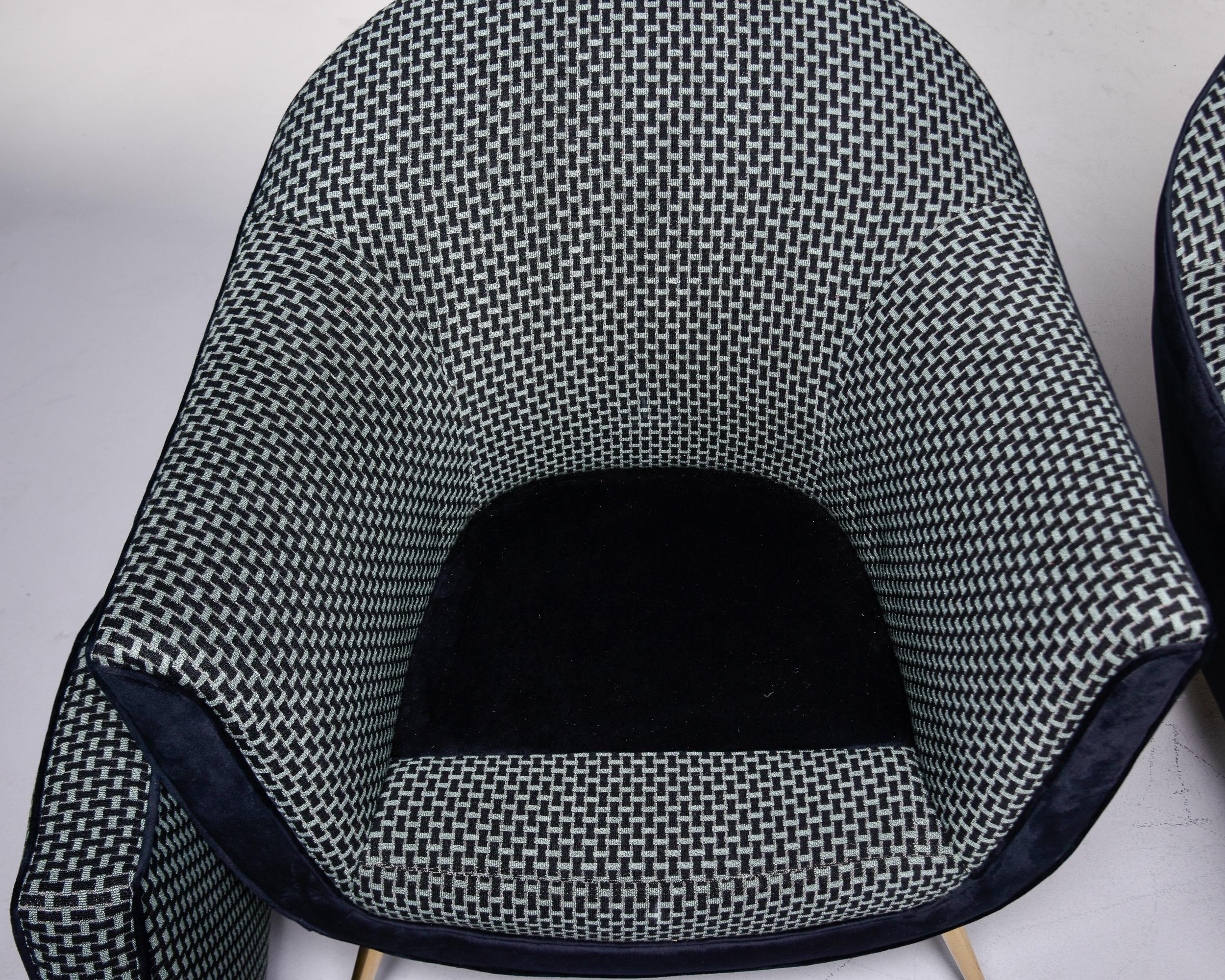 Coppia di sedie in stile Gio Ponti della metà del secolo scorso con nuova tappezzeria Epingle in vendita 4