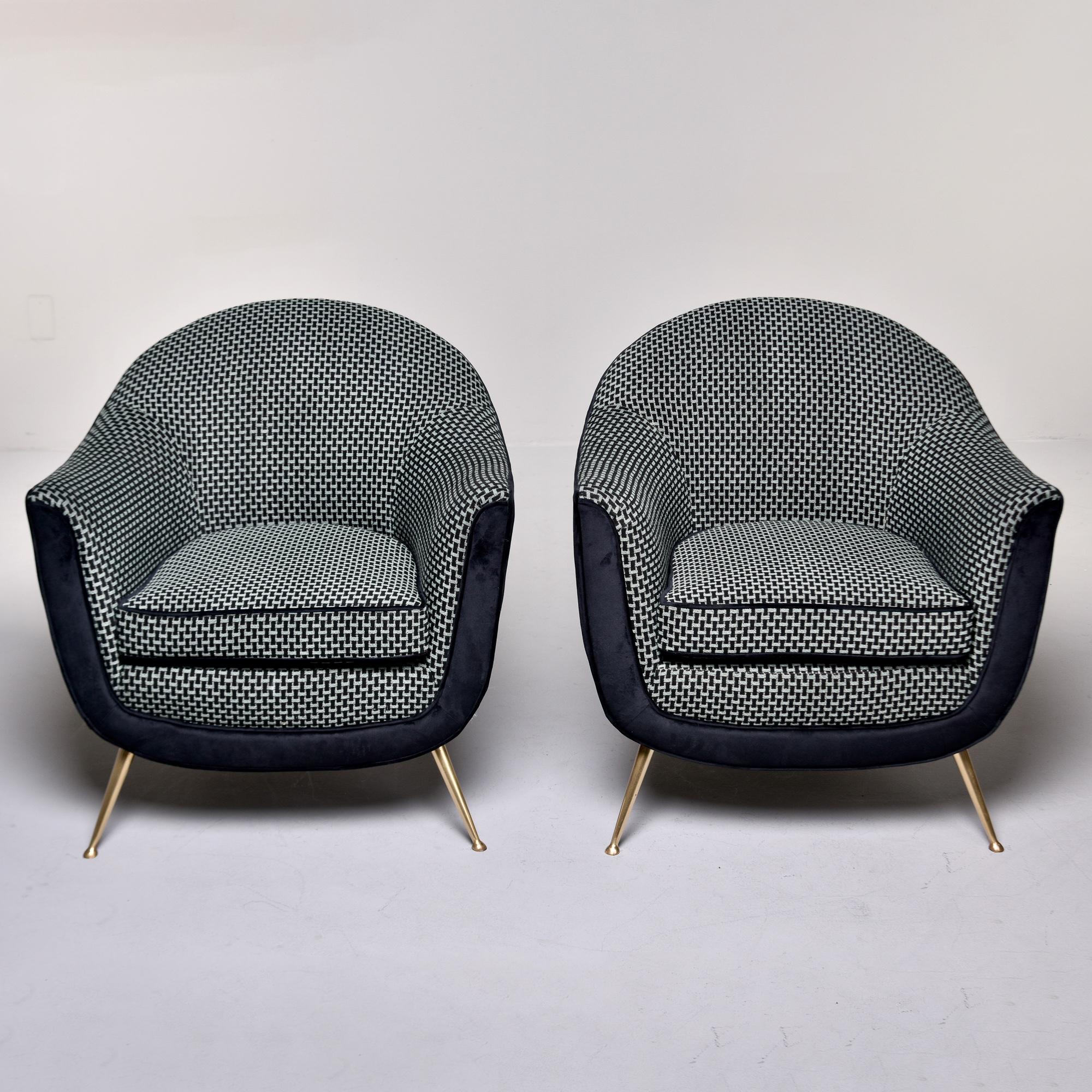 Coppia di sedie in stile Gio Ponti della metà del secolo scorso con nuova tappezzeria Epingle
Trovata in Italia, questa coppia di sedie vintage in stile Gio Ponti risale agli anni Cinquanta. Abbiamo trovato queste sedie nella loro tappezzeria
