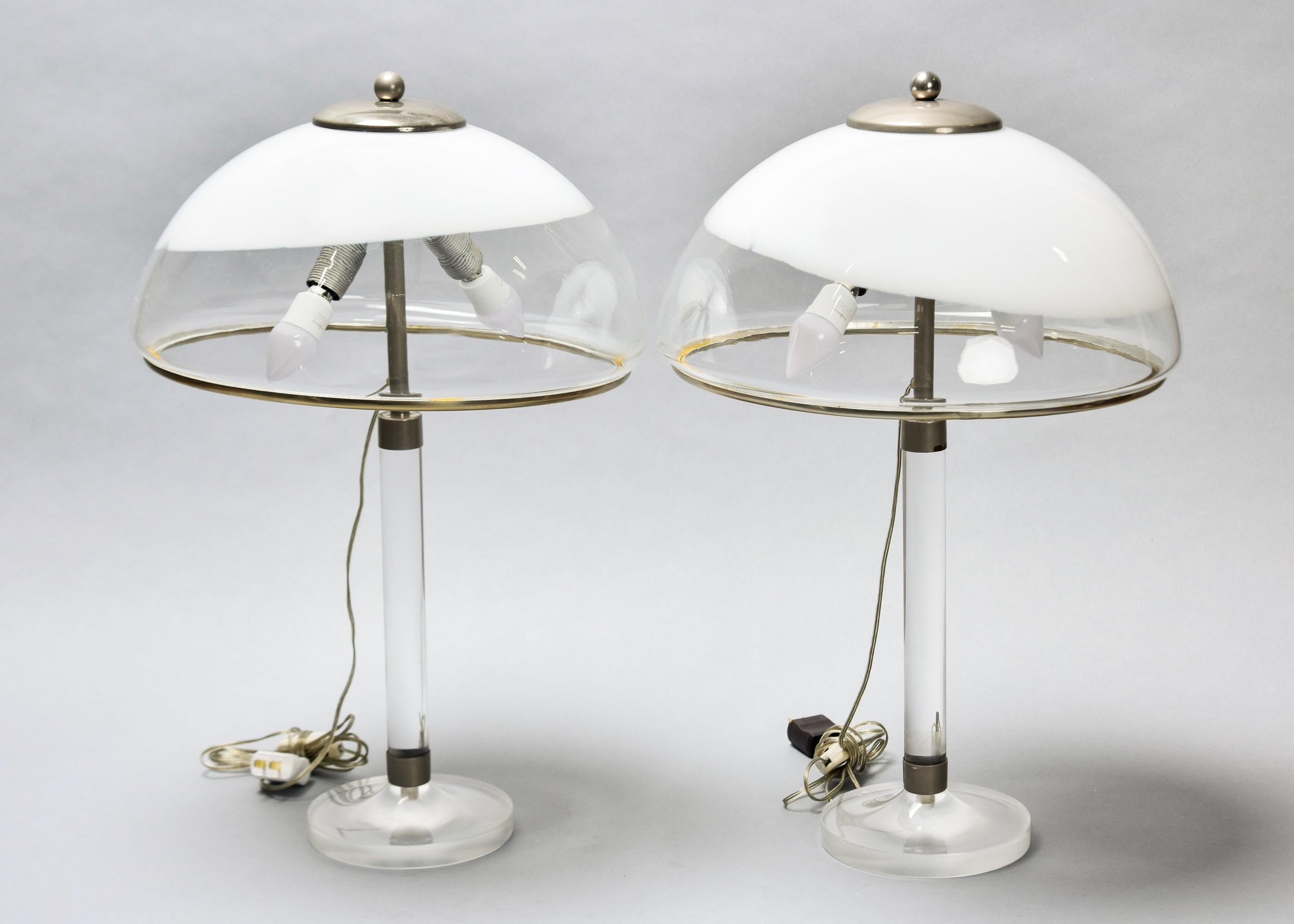 Paire de lampes italiennes du milieu du siècle avec base en lucite et abat-jour en verre en vente 4