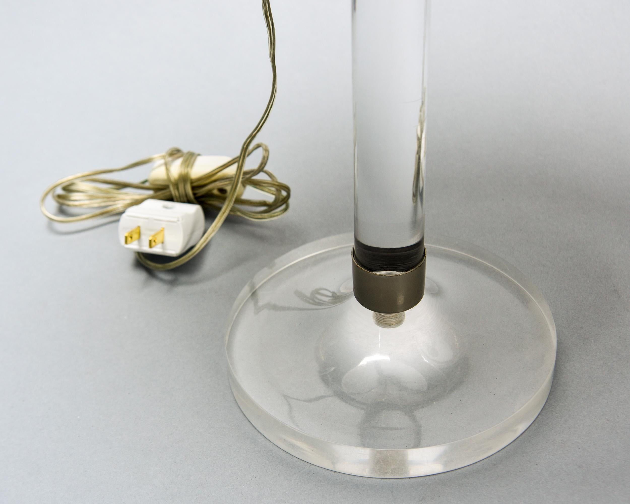 Paire de lampes italiennes du milieu du siècle avec base en lucite et abat-jour en verre en vente 5