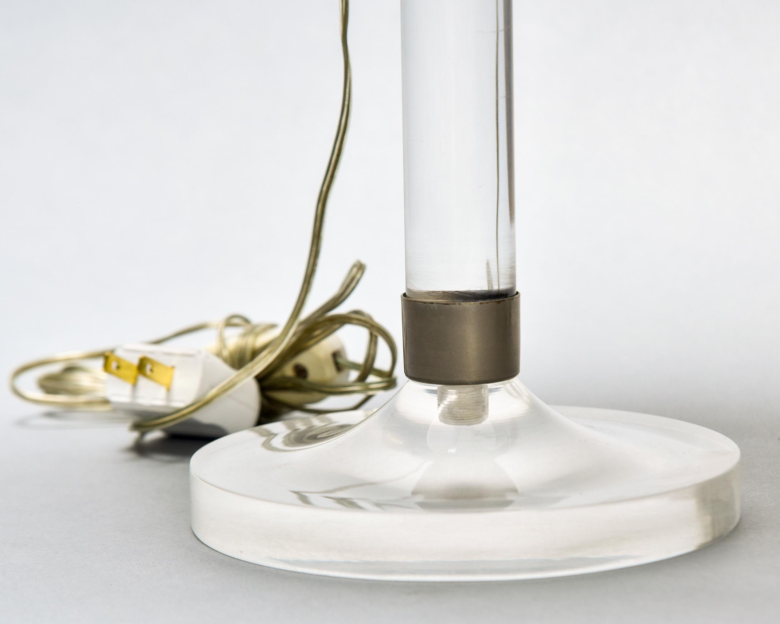 Paire de lampes italiennes du milieu du siècle avec base en lucite et abat-jour en verre en vente 6