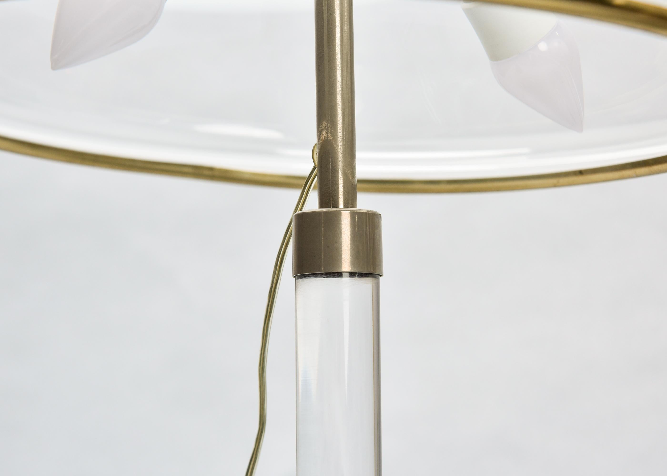 Paire de lampes italiennes du milieu du siècle avec base en lucite et abat-jour en verre en vente 7