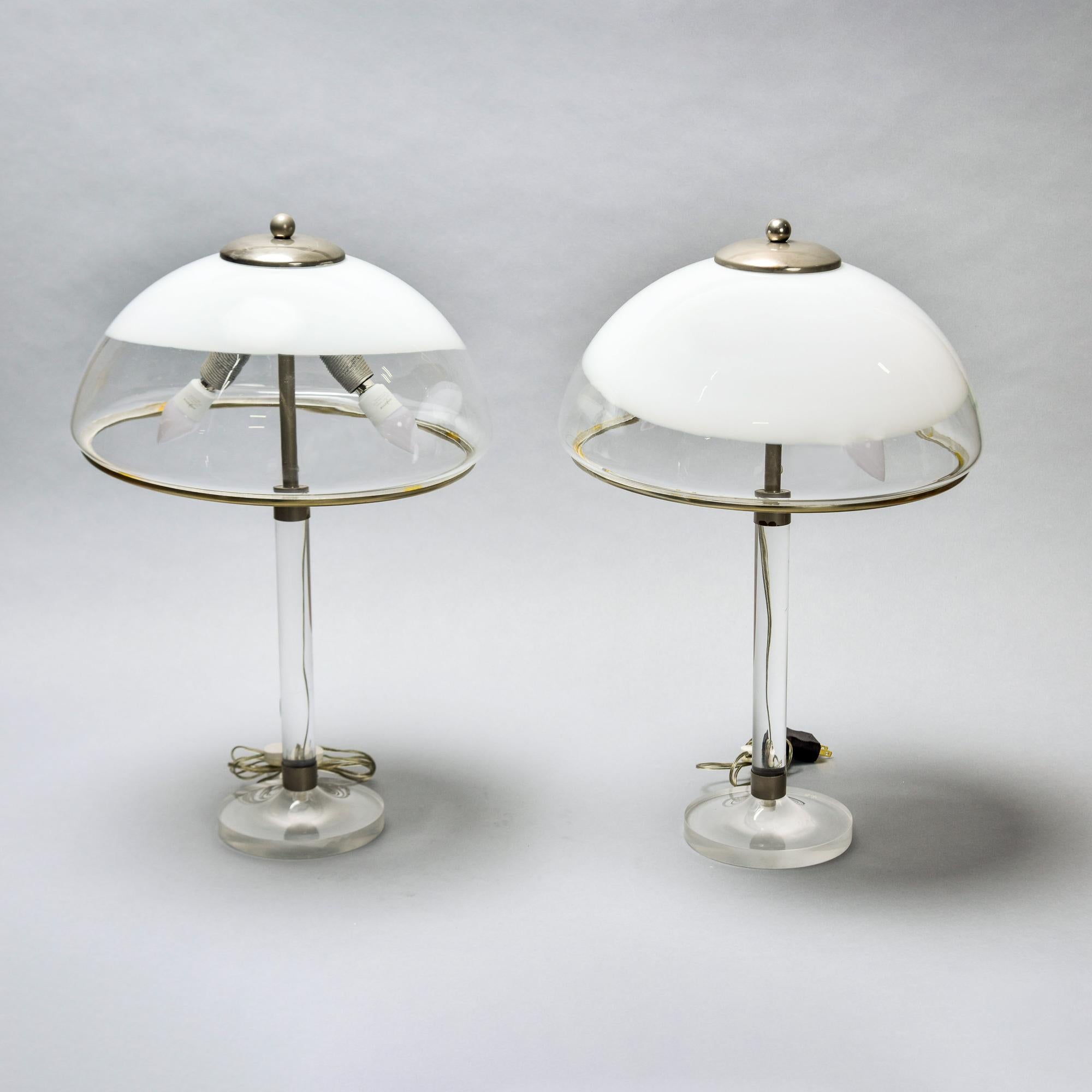 Mid-Century Modern Paire de lampes italiennes du milieu du siècle avec base en lucite et abat-jour en verre en vente