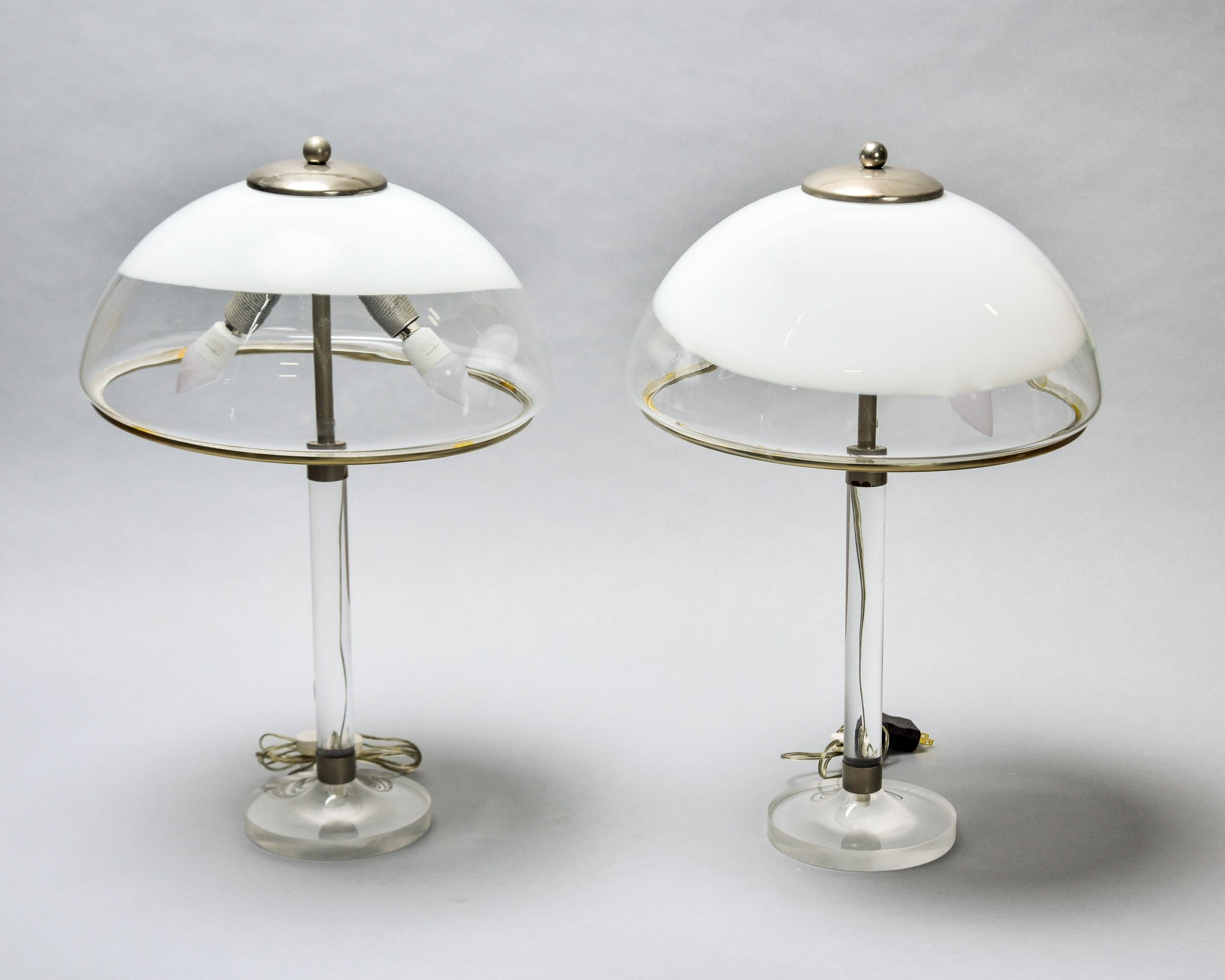 Paire de lampes italiennes du milieu du siècle avec base en lucite et abat-jour en verre Bon état - En vente à Troy, MI