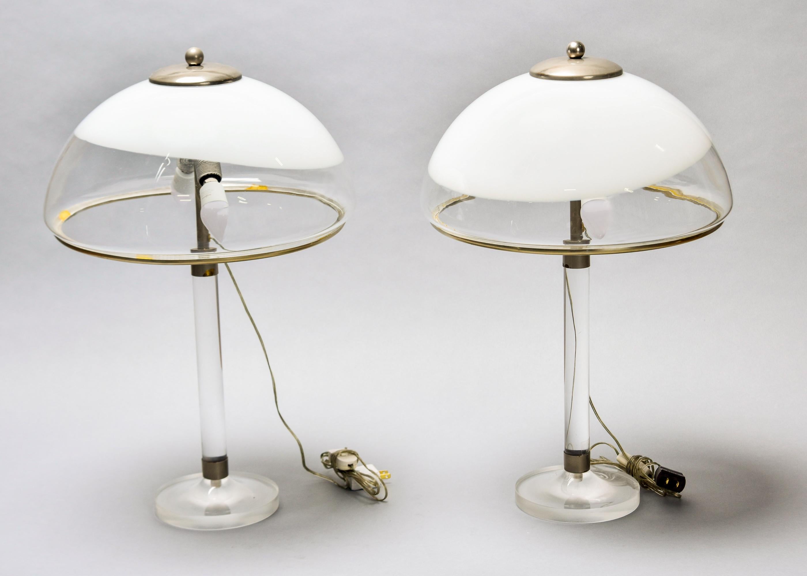 20ième siècle Paire de lampes italiennes du milieu du siècle avec base en lucite et abat-jour en verre en vente