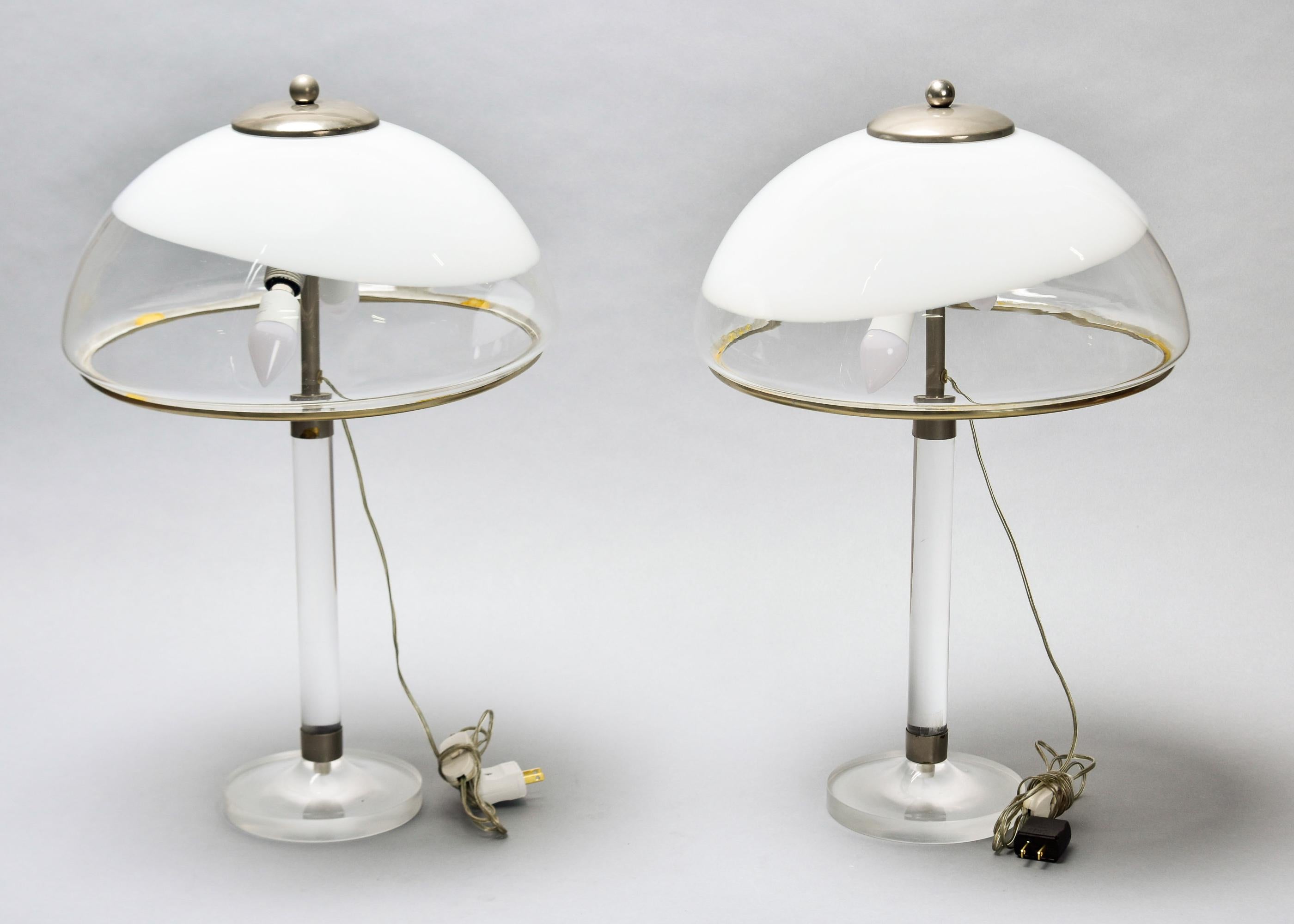 Métal Paire de lampes italiennes du milieu du siècle avec base en lucite et abat-jour en verre en vente
