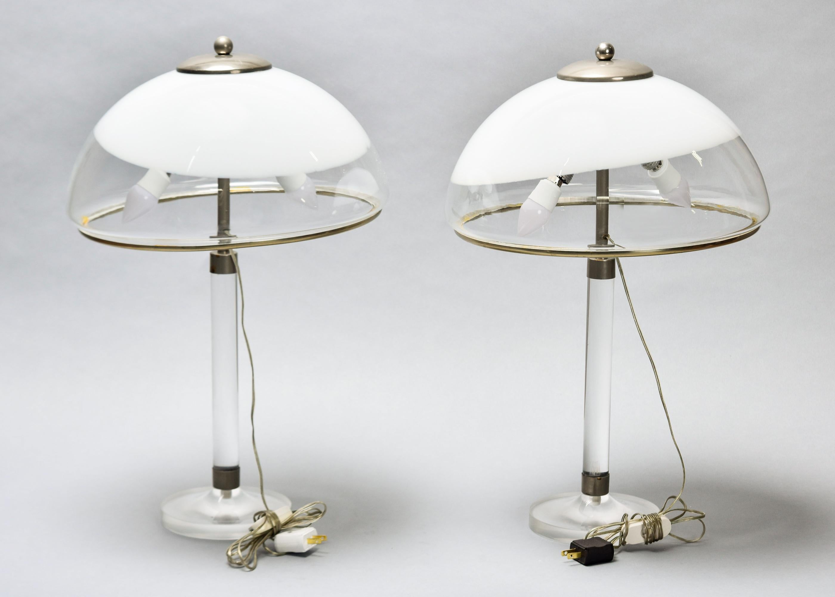 Paire de lampes italiennes du milieu du siècle avec base en lucite et abat-jour en verre en vente 1