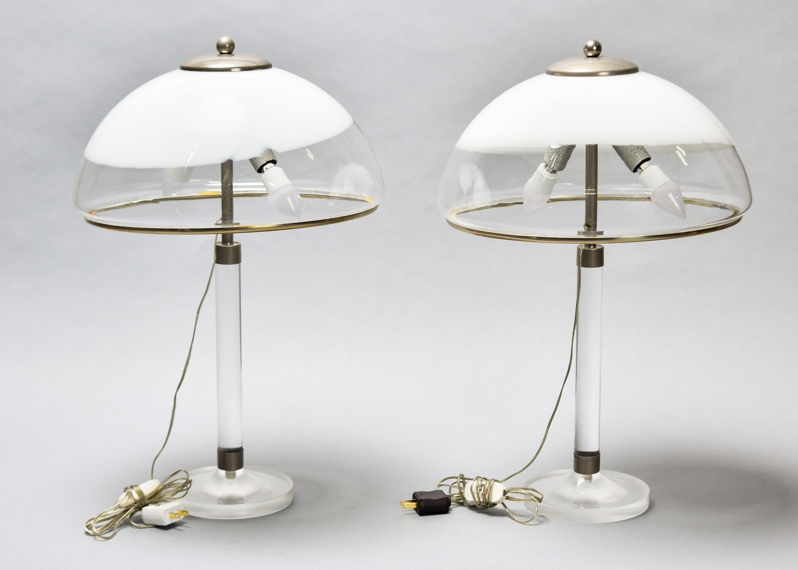 Paire de lampes italiennes du milieu du siècle avec base en lucite et abat-jour en verre en vente 2