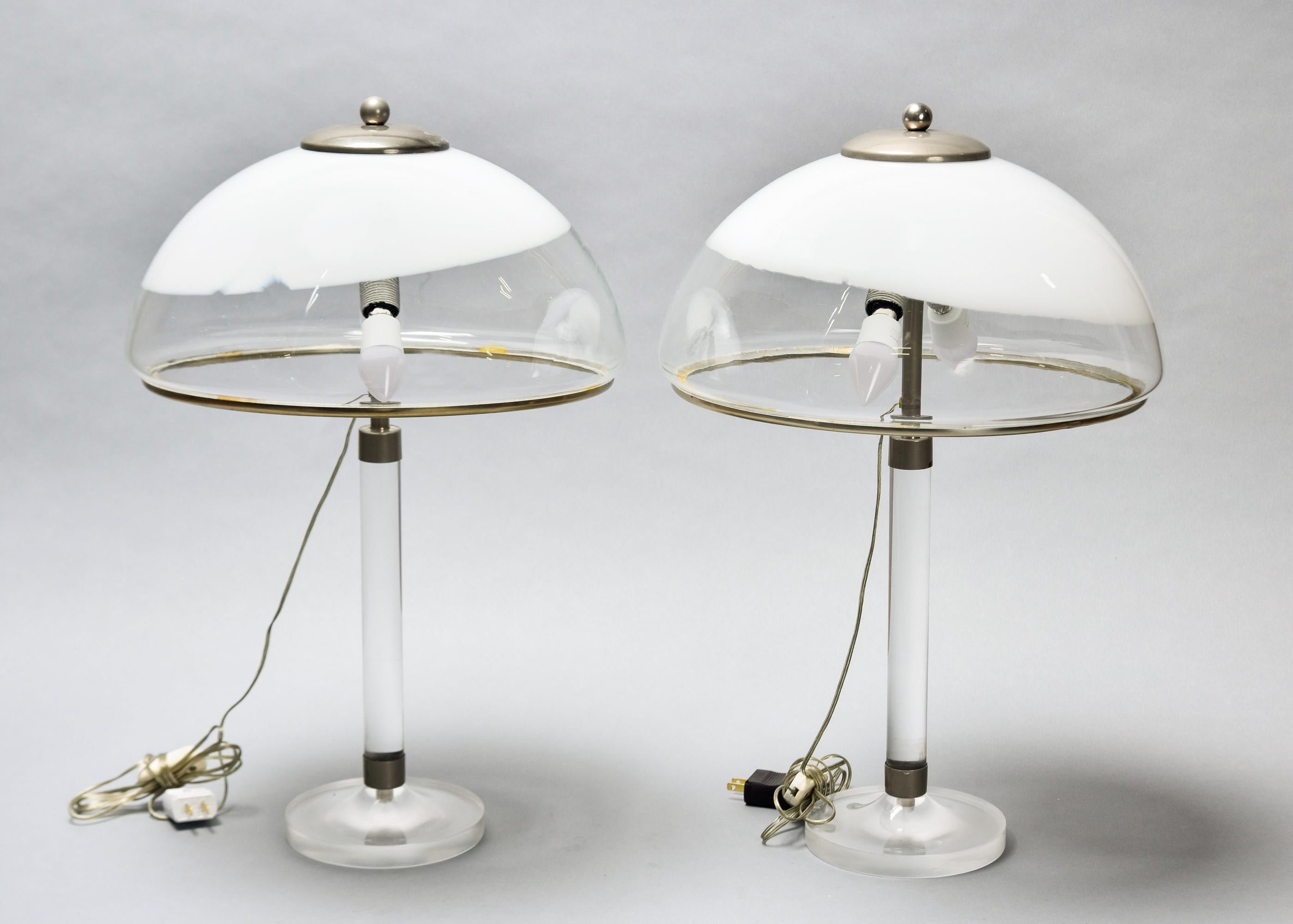 Paire de lampes italiennes du milieu du siècle avec base en lucite et abat-jour en verre en vente 3