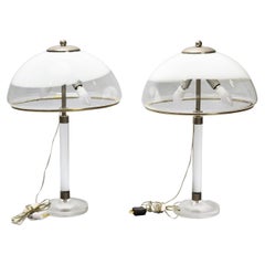 Pareja de lámparas italianas de mediados de siglo con base de lucita y pantallas totalmente de cristal