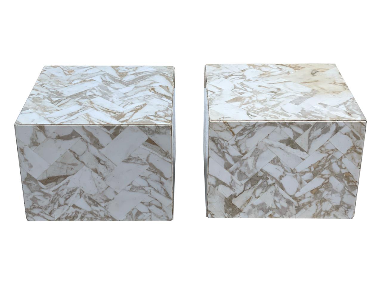 Ensemble de tables cubiques simples, modernes et polyvalentes provenant d'Italie vers les années 1970. Ils se caractérisent par une construction à chevrons en marbre calacatta sur bois, avec des roulettes à profil bas pour faciliter le déplacement.