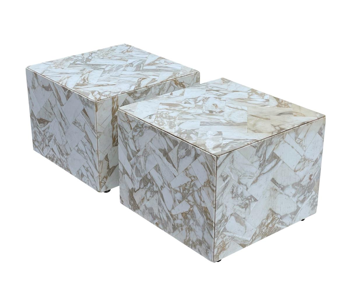 Postmoderne Paire de tables d'appoint ou de bouts de table en marbre italiennes post-modernes du milieu du siècle sur roulettes en vente