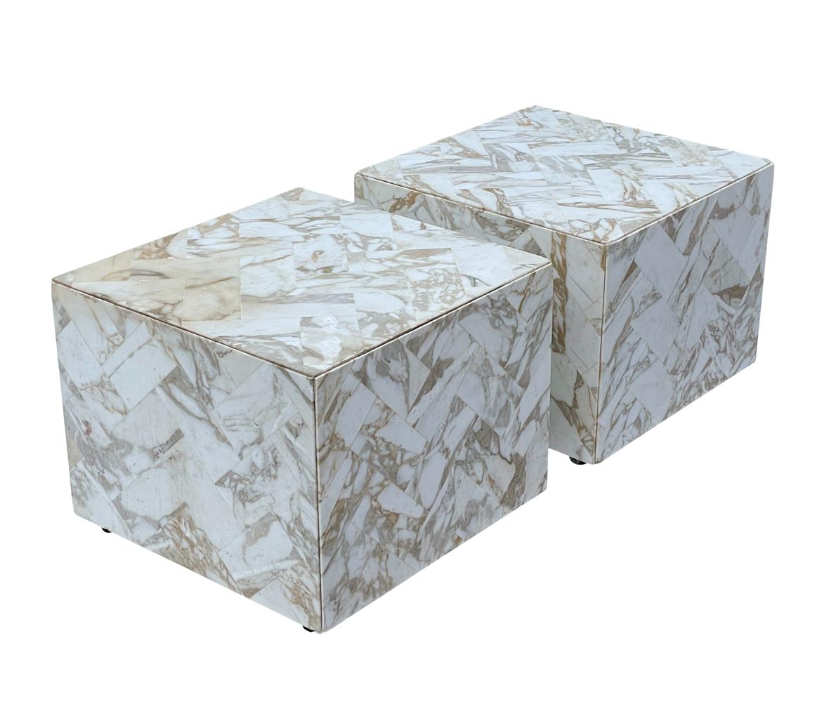 Marbre Paire de tables d'appoint ou de bouts de table en marbre italiennes post-modernes du milieu du siècle sur roulettes en vente