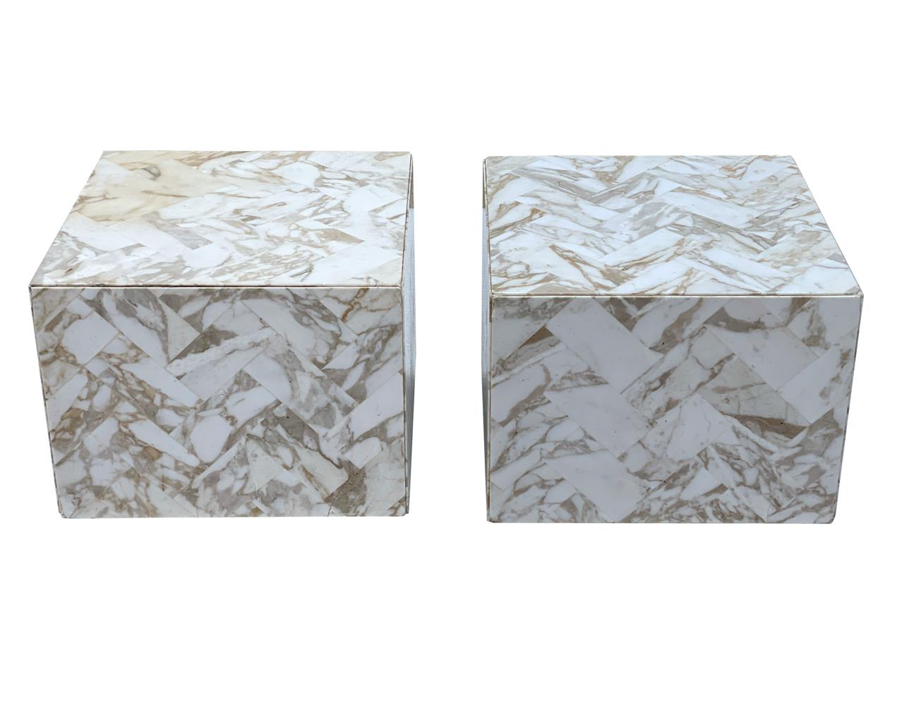 Paire de tables d'appoint ou de bouts de table en marbre italiennes post-modernes du milieu du siècle sur roulettes en vente 1