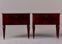Pareja de cómodas italianas de mediados de siglo de madera de tigre con patas rematadas en latón