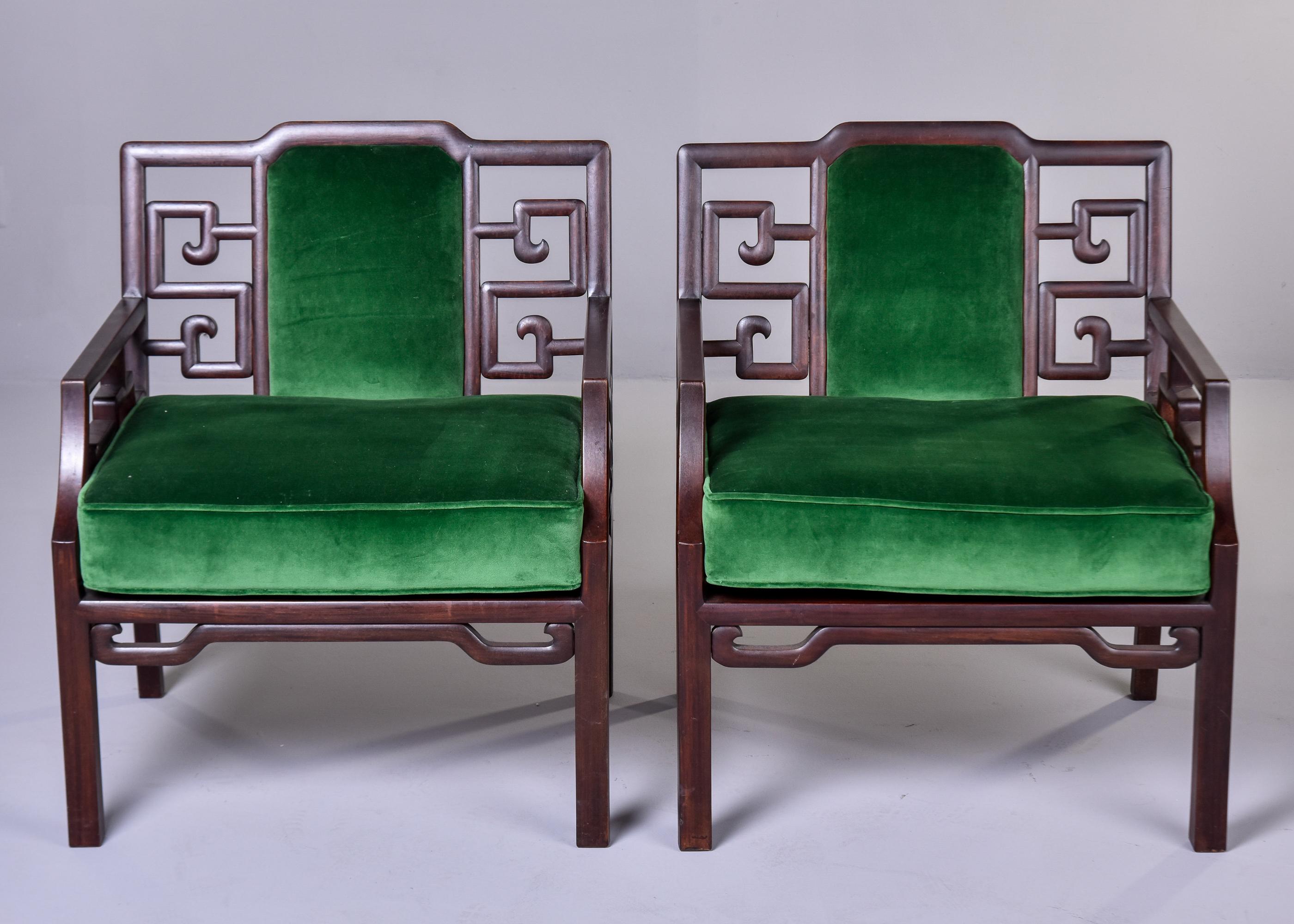Mid-Century moderno Coppia di poltrone in stile James Mont della metà del secolo scorso con nuova tappezzeria in velluto smeraldo in vendita