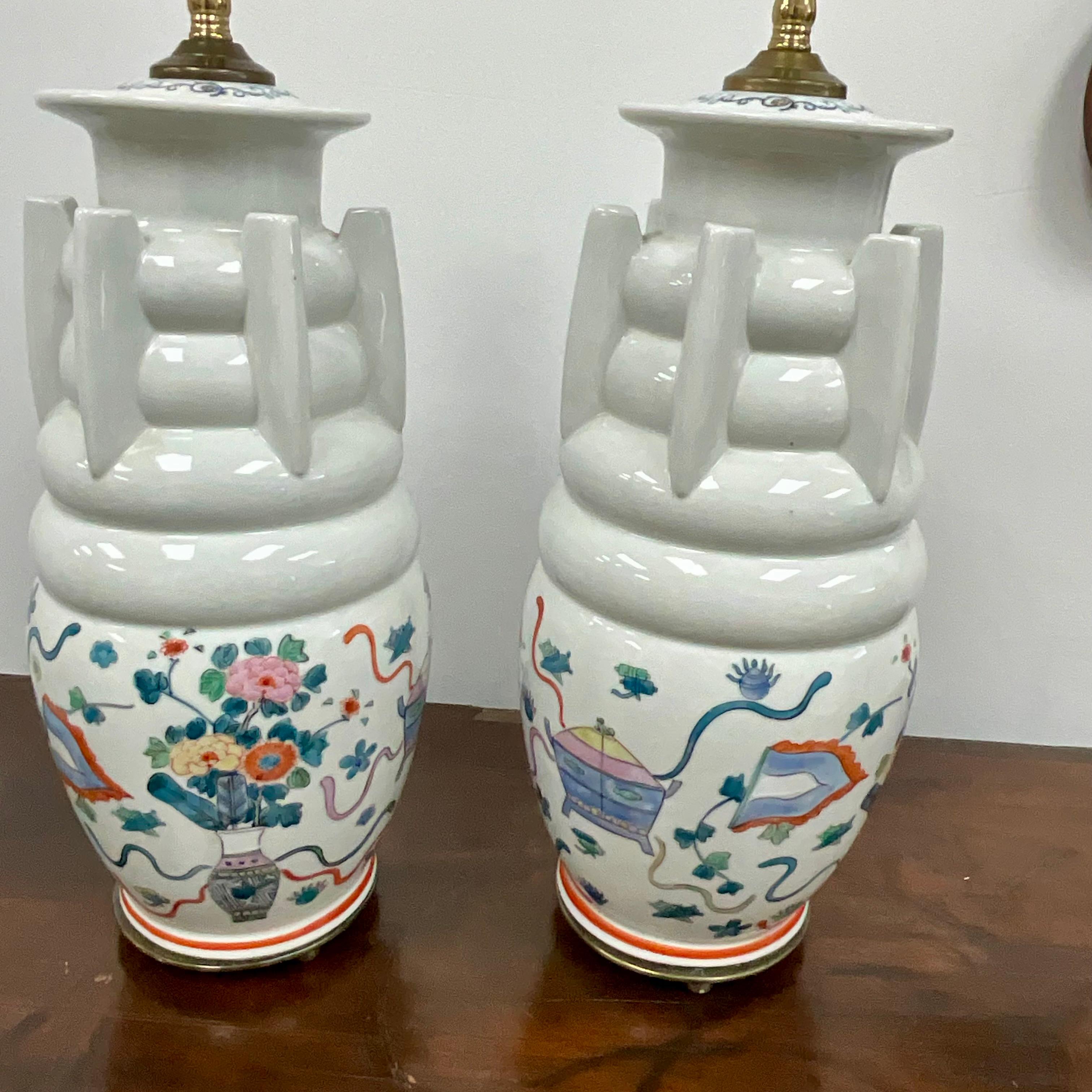 Paire de lampes japonaises de style Pagode Arita peintes à la main. Scènes peintes en différentes couleurs sur porcelaine blanche. Mesurant 24