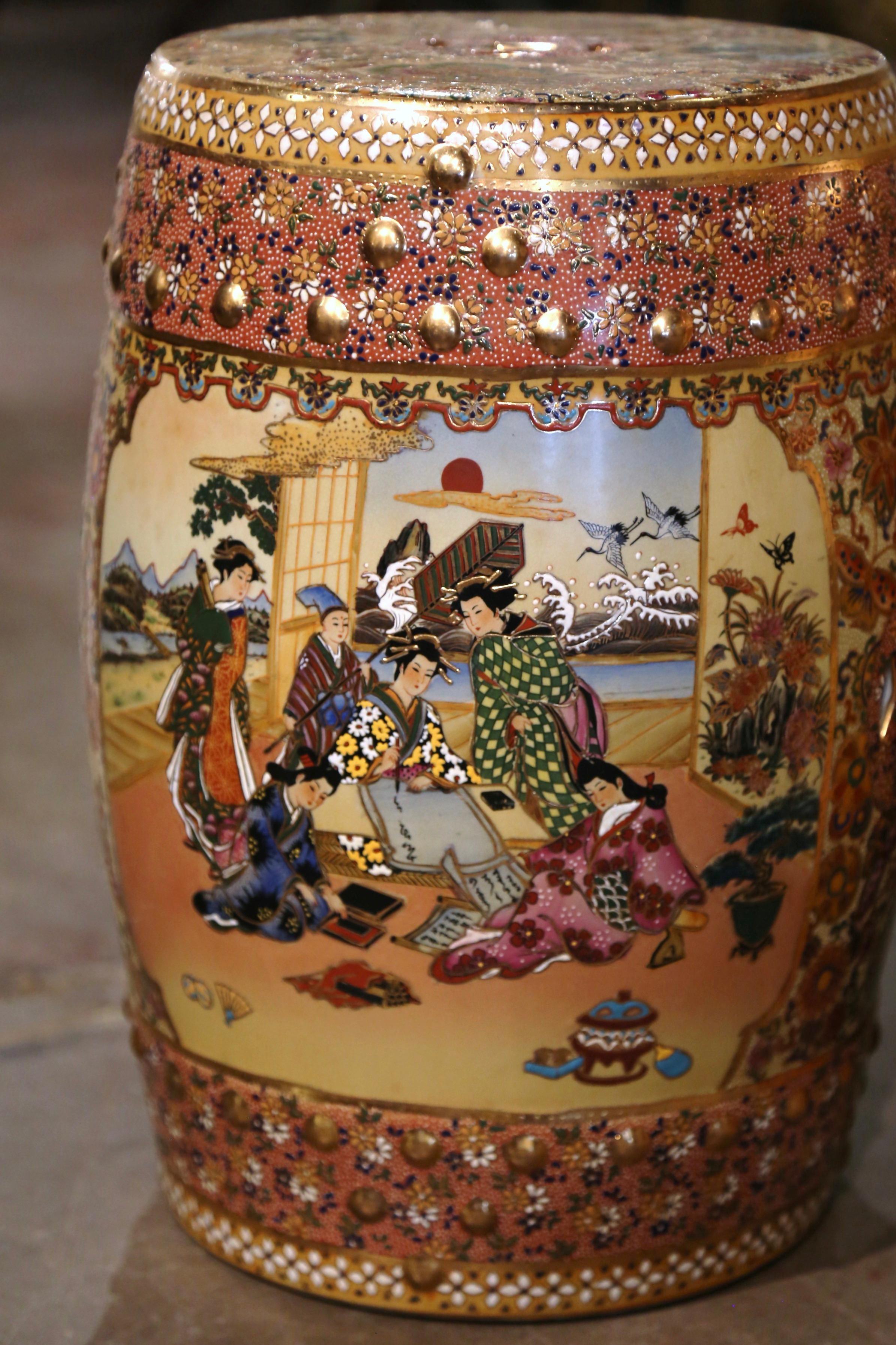 Porcelaine Paire de tabourets de jardin japonais du milieu du siècle dernier, peints à la main et dorés en porcelaine de Satsuma  en vente