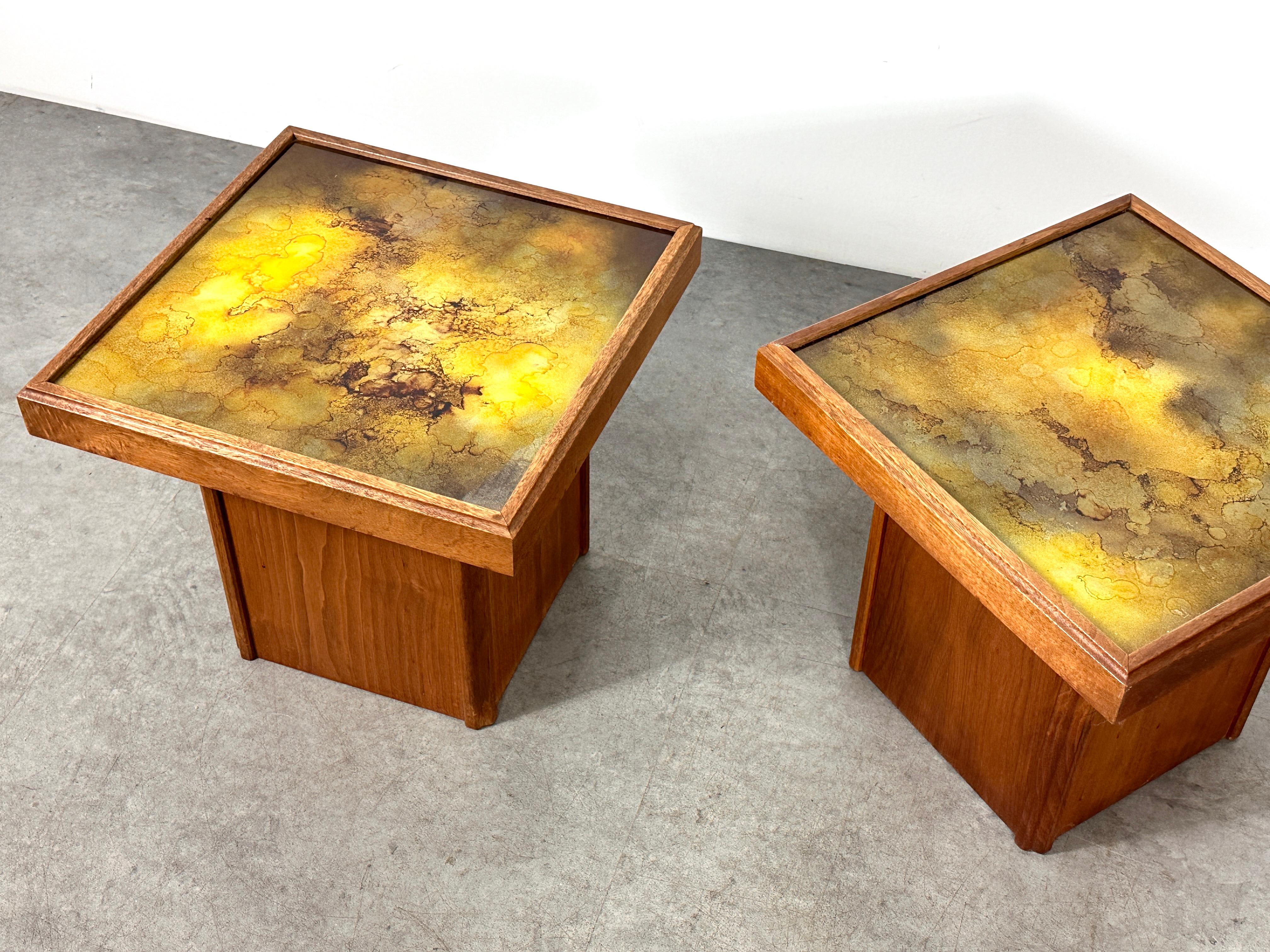 Pair Mid Century John Keal Brown Saltman Walnut & Glass End Side Tables 1950s In Good Condition For Sale In Troy, MI
