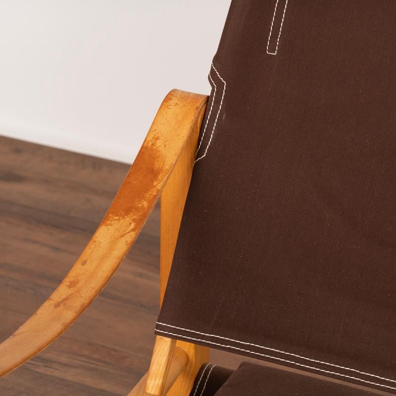 Paar Kaare Klint-Safari-Stühle aus braunem Segeltuch und Eschenholzrahmen aus der Mitte des Jahrhunderts im Angebot 3