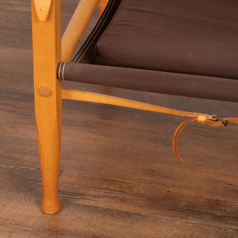 Paar Kaare Klint-Safari-Stühle aus braunem Segeltuch und Eschenholzrahmen aus der Mitte des Jahrhunderts im Zustand „Gut“ im Angebot in Round Top, TX