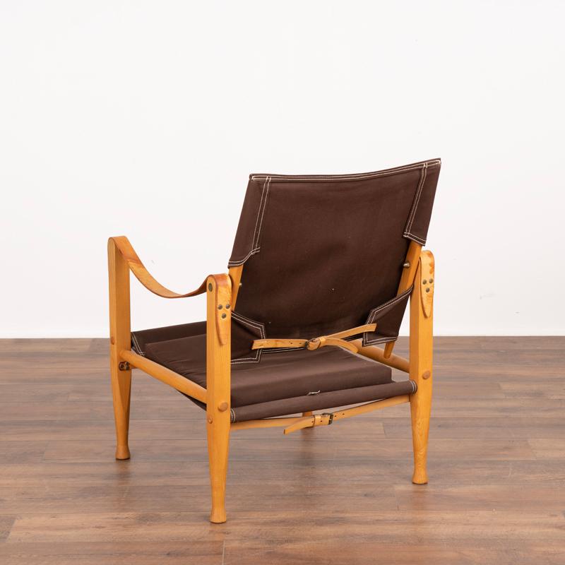 Paar Kaare Klint-Safari-Stühle aus braunem Segeltuch und Eschenholzrahmen aus der Mitte des Jahrhunderts (20. Jahrhundert) im Angebot