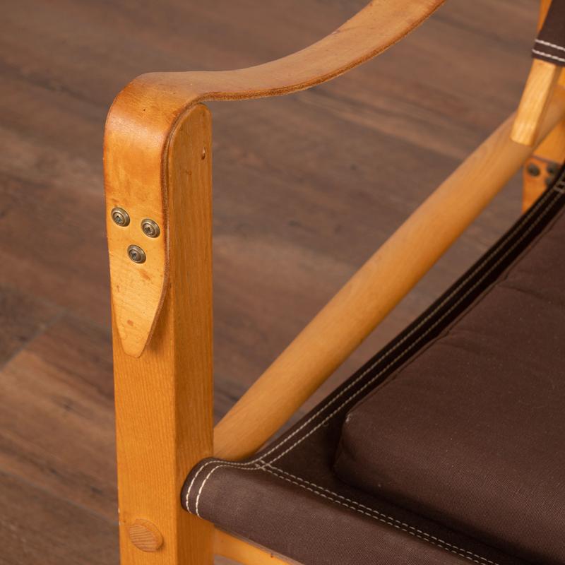 Paar Kaare Klint-Safari-Stühle aus braunem Segeltuch und Eschenholzrahmen aus der Mitte des Jahrhunderts im Angebot 1