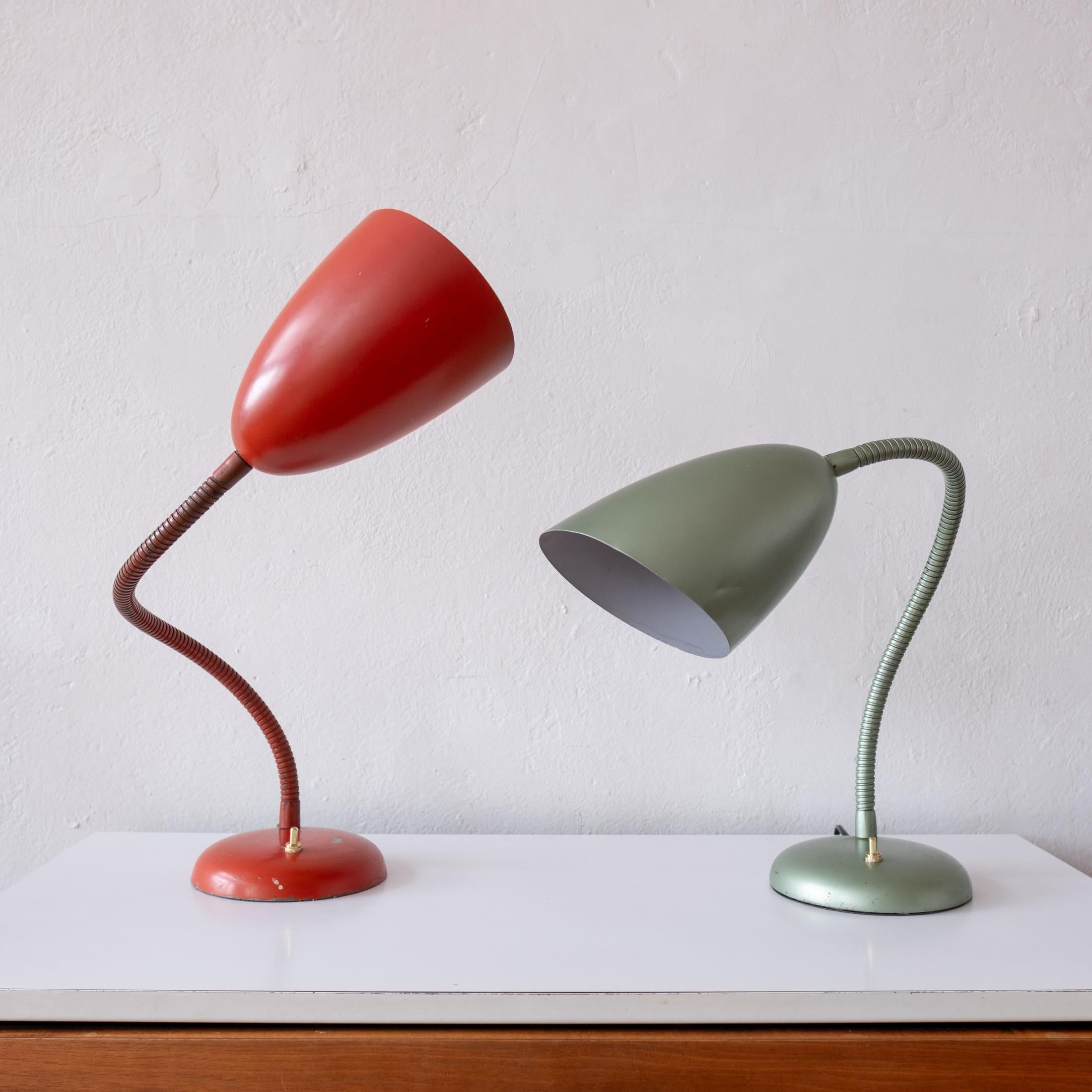 Paire de lampes de table, de chevet ou murales des années 1950 par Kurt Versen (Américain, né en Allemagne, 1901-1997).  Des trous de suspension se trouvent à la base du socle, de sorte que les lampes peuvent également être utilisées comme appliques