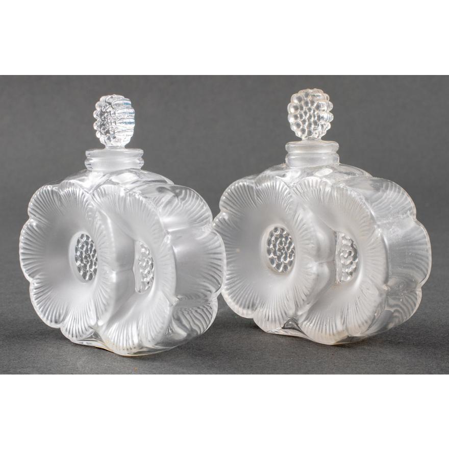 Francese Coppia di bottiglie di profumo in cristallo Lalique della metà del secolo scorso in vendita