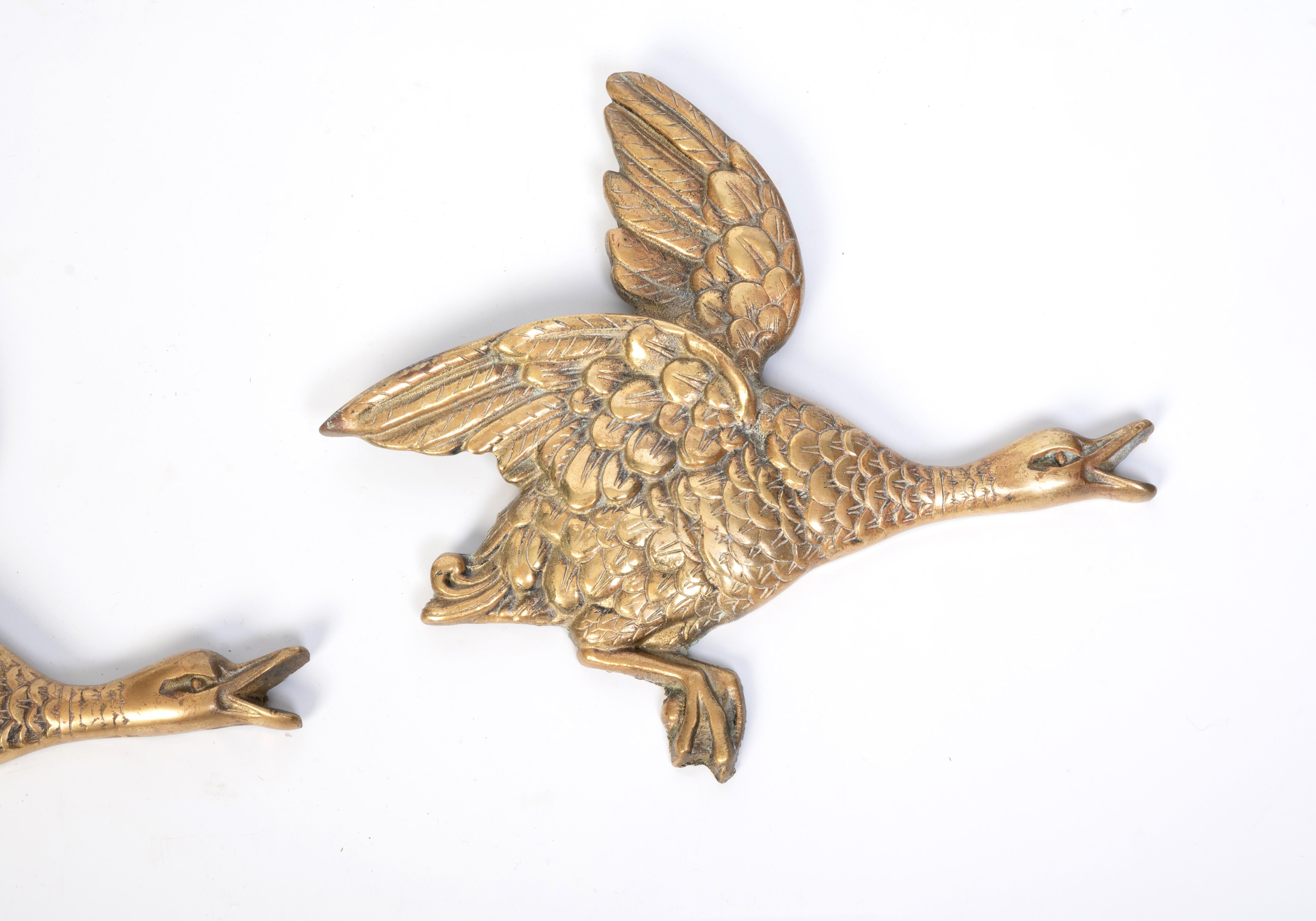 Paar große fliegende Enten aus Messing aus der Mitte des Jahrhunderts, England, um 1960 (20. Jahrhundert) im Angebot