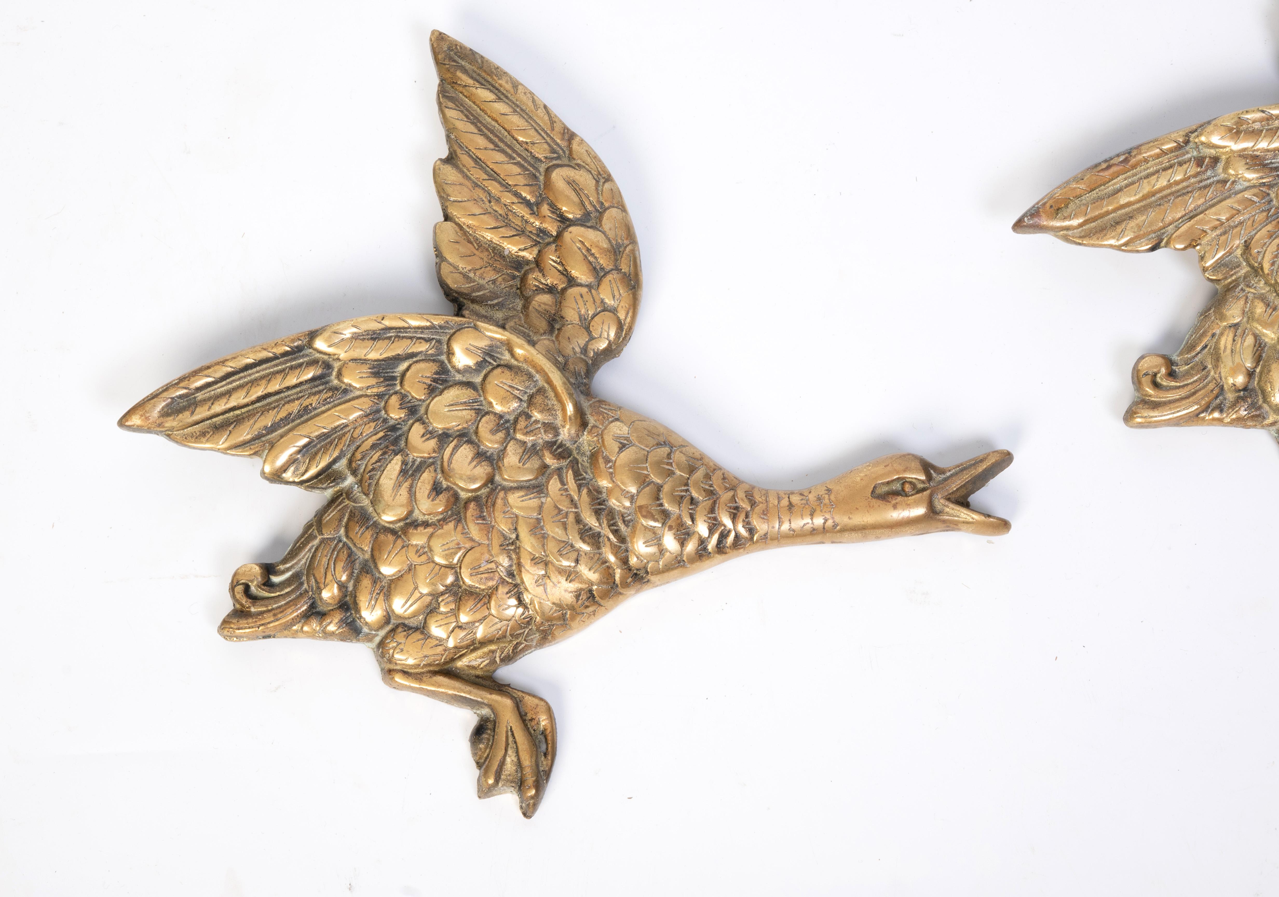 Paar große fliegende Enten aus Messing aus der Mitte des Jahrhunderts, England, um 1960 im Angebot 1