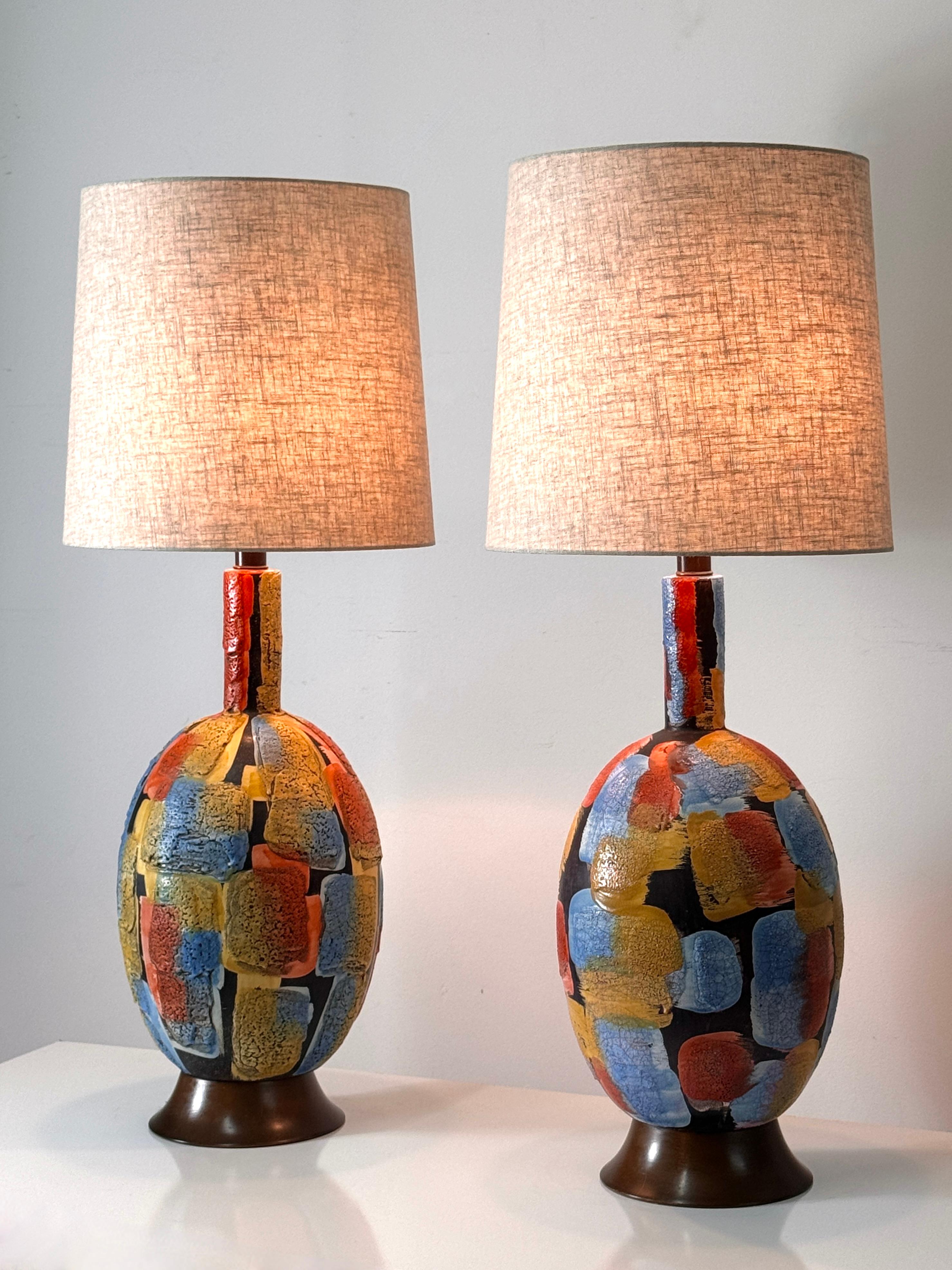 Impressionnante paire de lampes de table surdimensionnées en poterie italienne circa 1960.

Glacis de lave en patchwork dans une palette de couleurs audacieuse et sophistiquée
Montés sur des socles en bois et surmontés de nouveaux abat-jour en