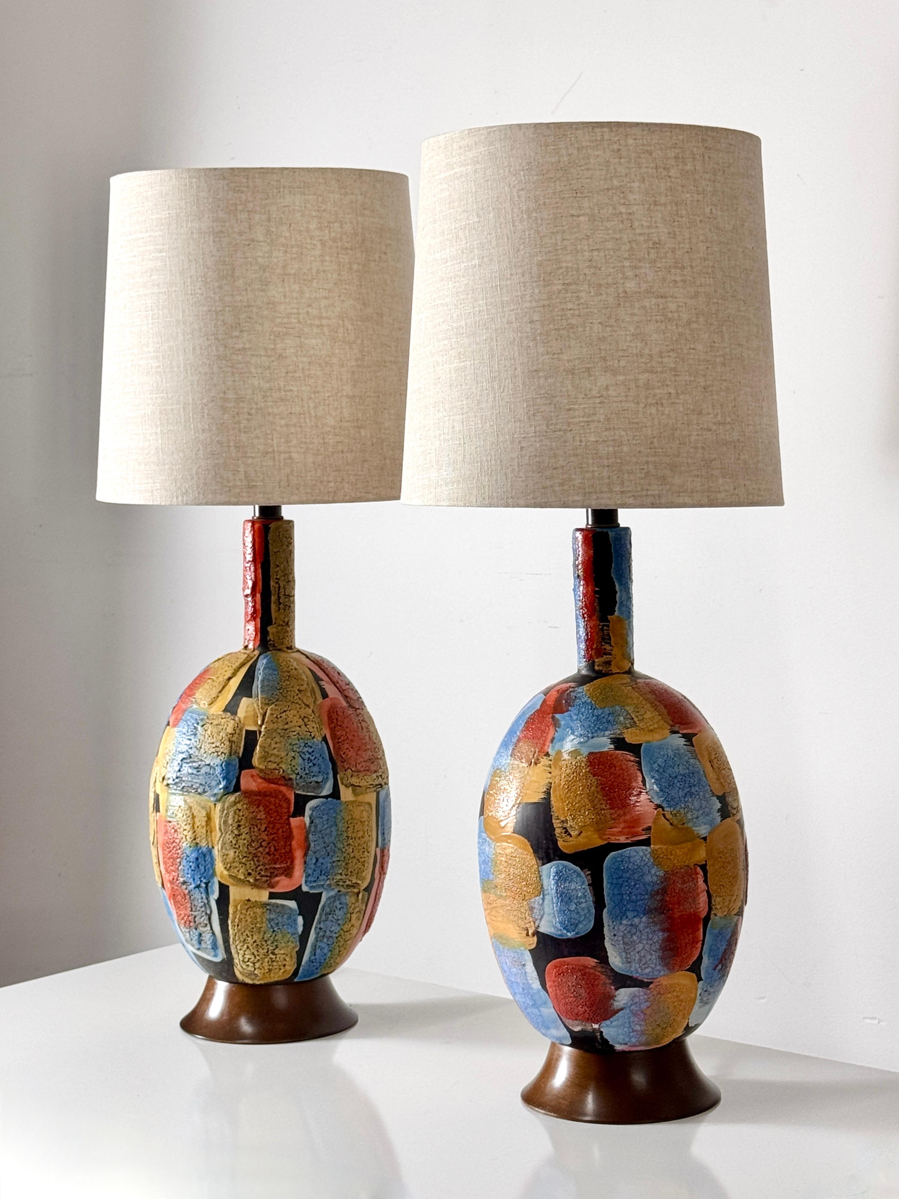 Mid-Century Modern Paire de grandes lampes italiennes en céramique multicolore patchwork de lave glacée du milieu du siècle dernier en vente