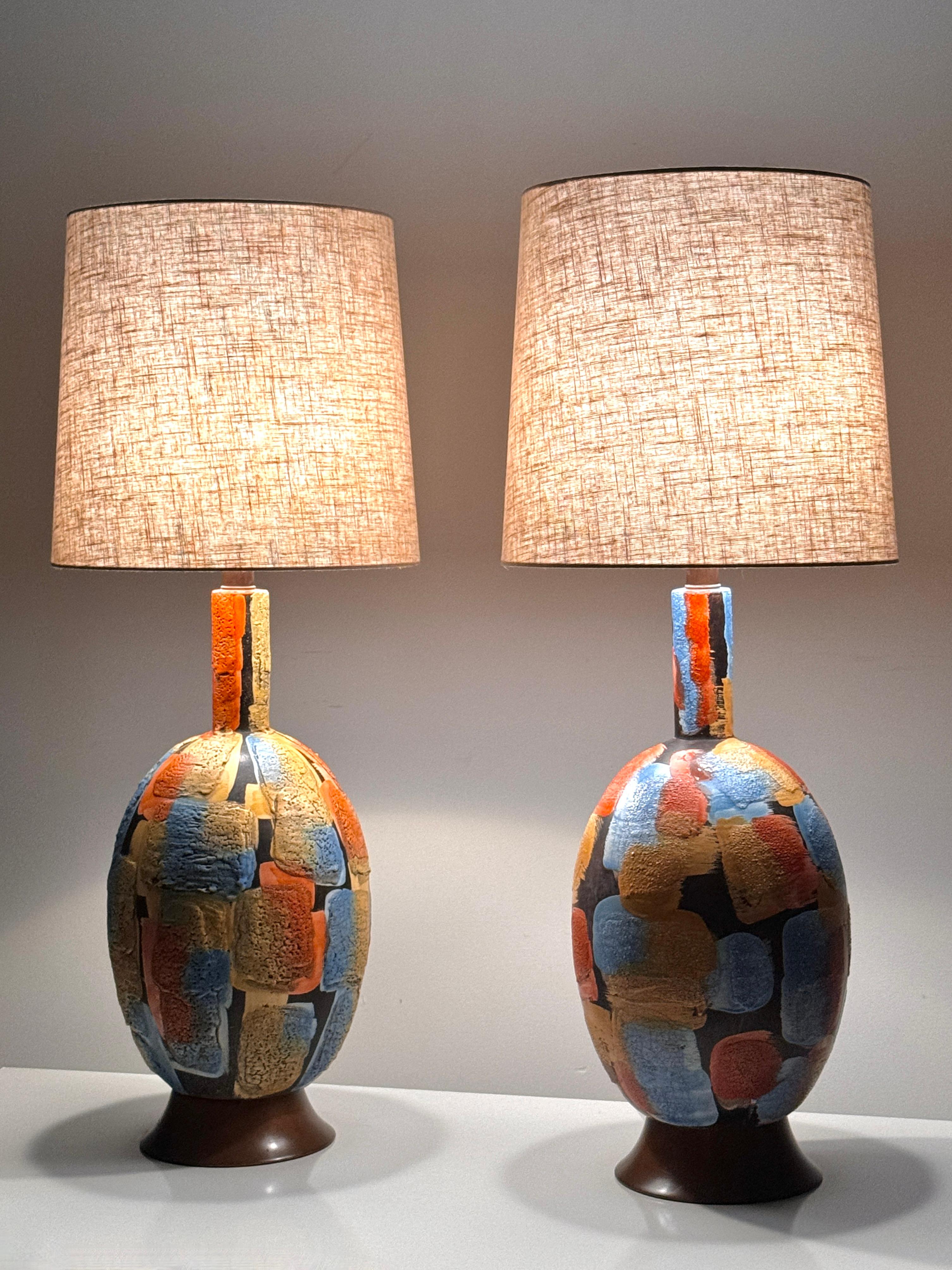 Paire de grandes lampes italiennes en céramique multicolore patchwork de lave glacée du milieu du siècle dernier Bon état - En vente à Troy, MI