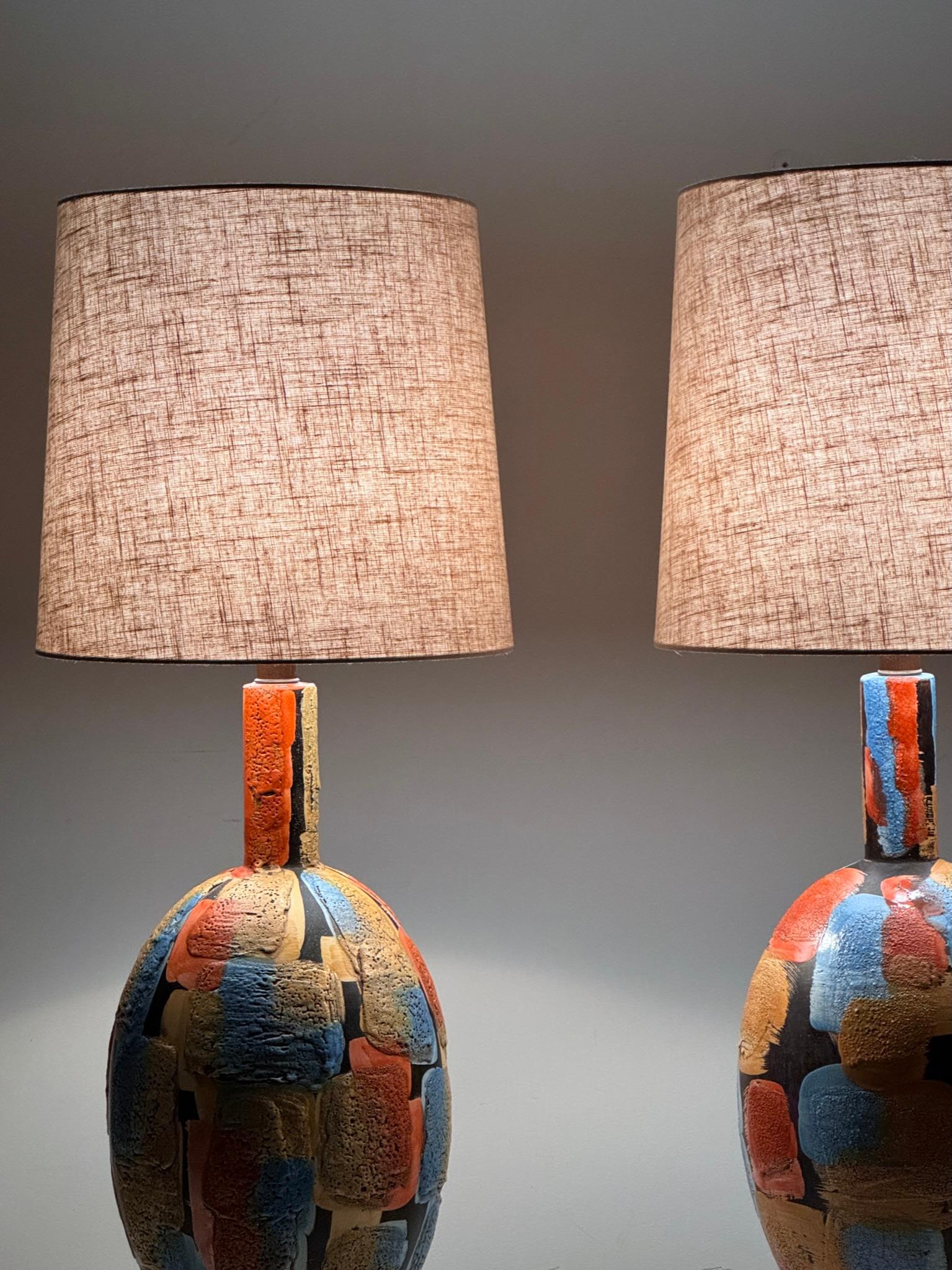 20ième siècle Paire de grandes lampes italiennes en céramique multicolore patchwork de lave glacée du milieu du siècle dernier en vente