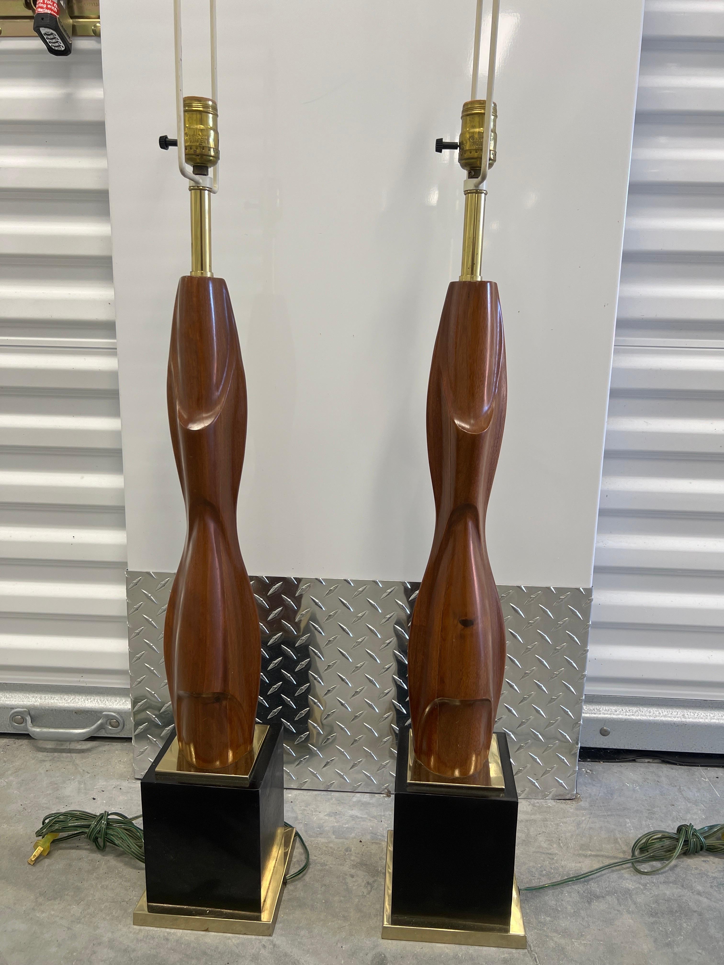 Laiton Paire de lampes de table figuratives en acajou Laurel Lamp Company, milieu de siècle en vente