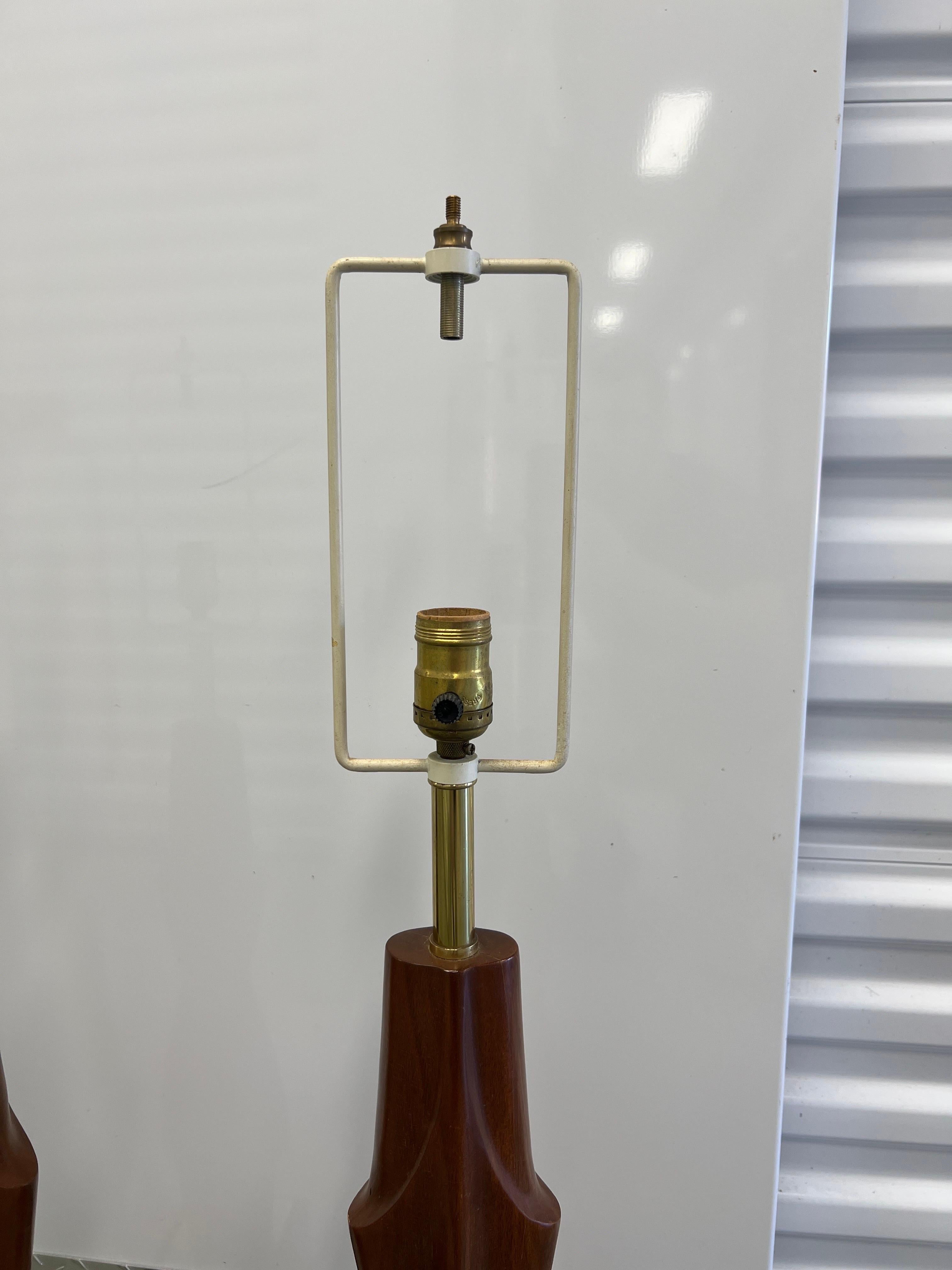 Paire de lampes de table figuratives en acajou Laurel Lamp Company, milieu de siècle en vente 1