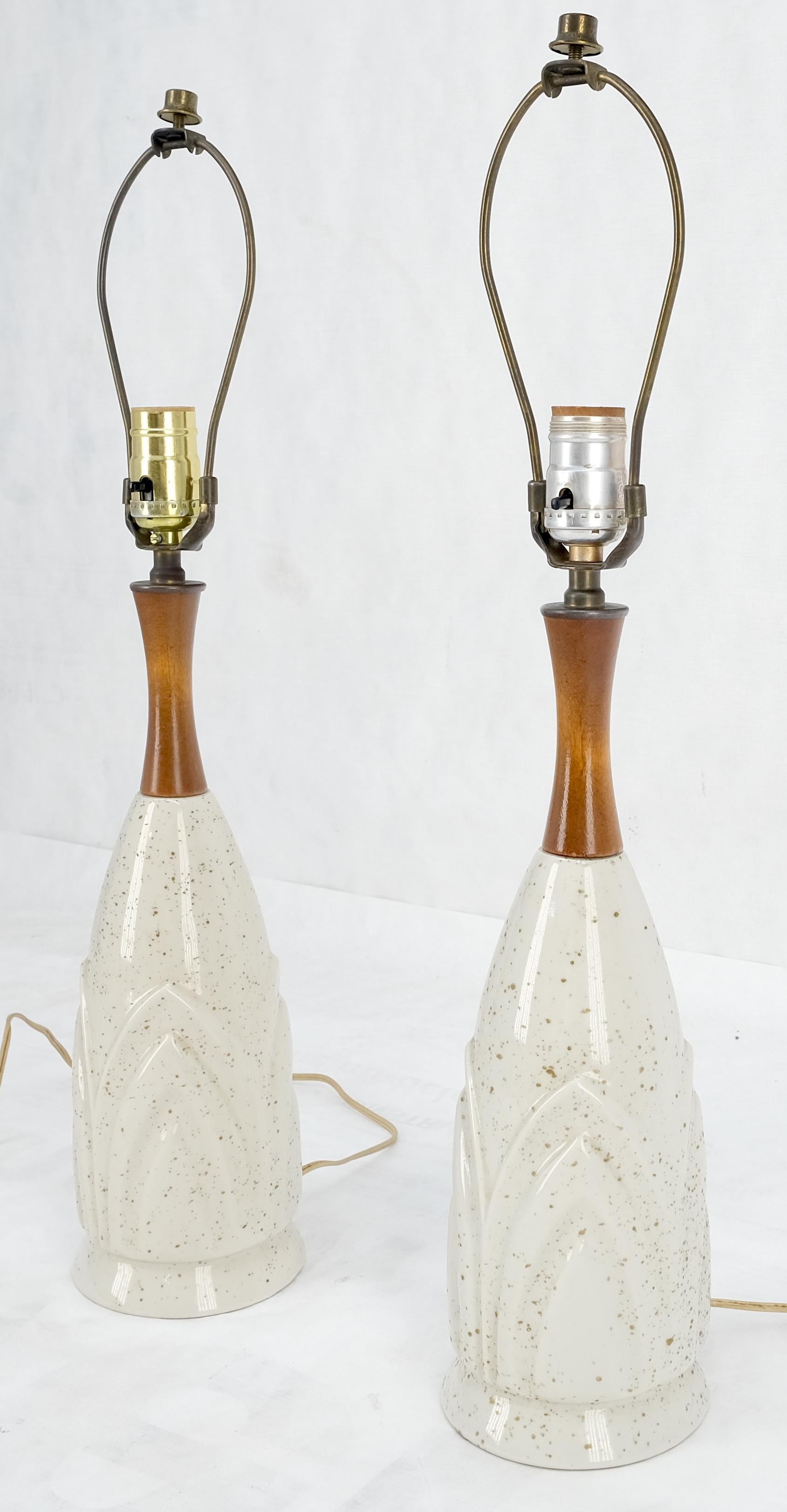 Mid-Century Modern Paire de lampes de table du milieu du siècle en céramique à motif de lotus et bases en noyer tourné  en vente