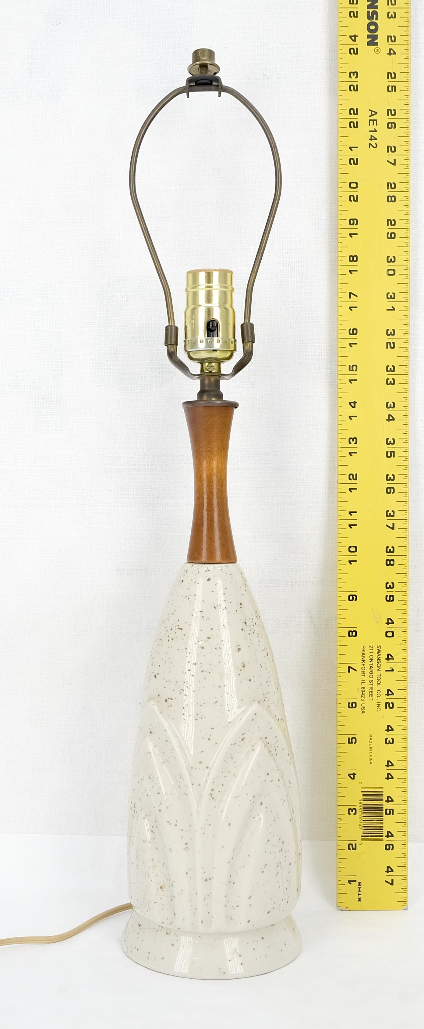 Américain Paire de lampes de table du milieu du siècle en céramique à motif de lotus et bases en noyer tourné  en vente