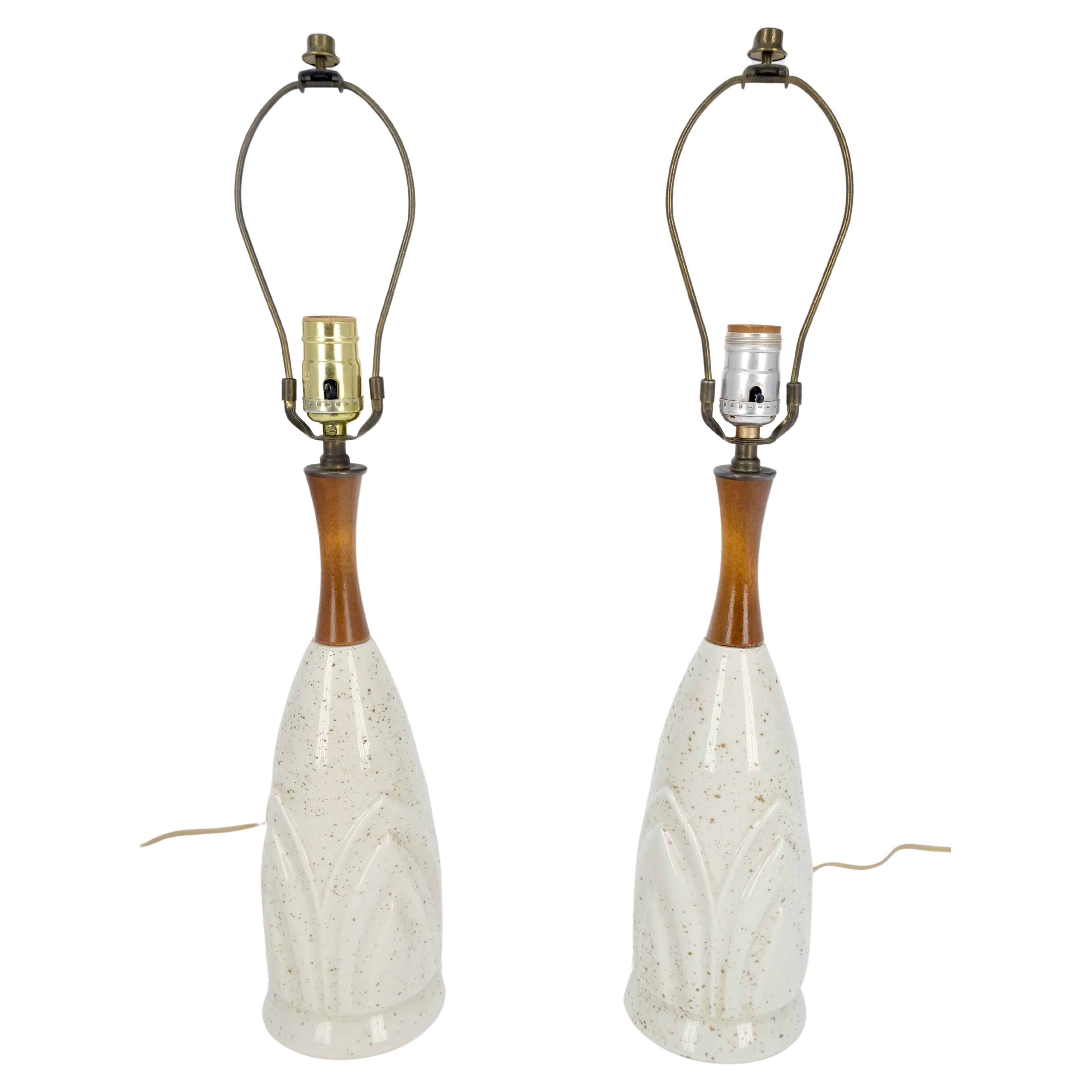 Paire de lampes de table du milieu du siècle en céramique à motif de lotus et bases en noyer tourné  en vente