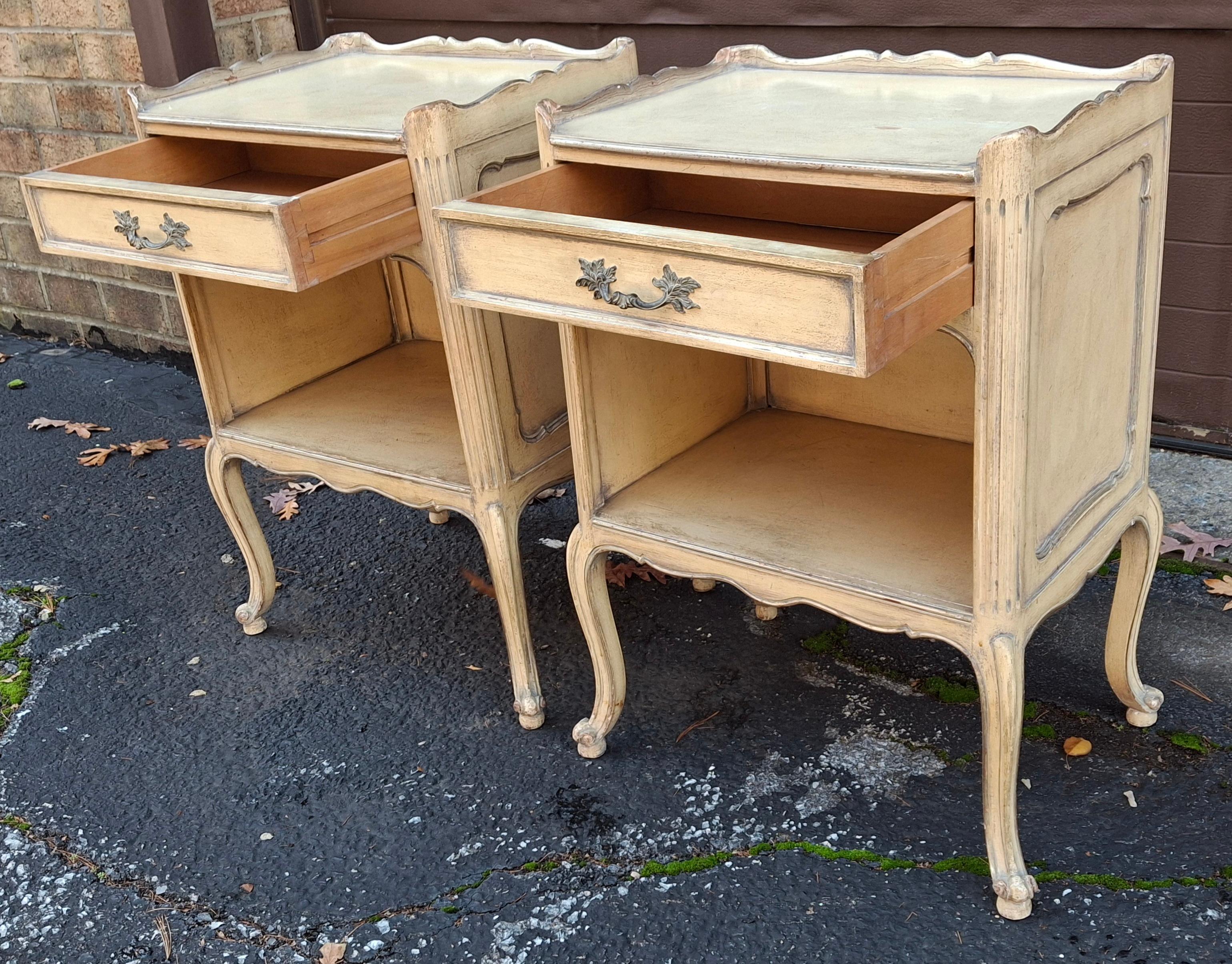 Paire de tables d'appoint de style Louis XV peintes en crème lavée, du milieu du siècle dernier en vente 3