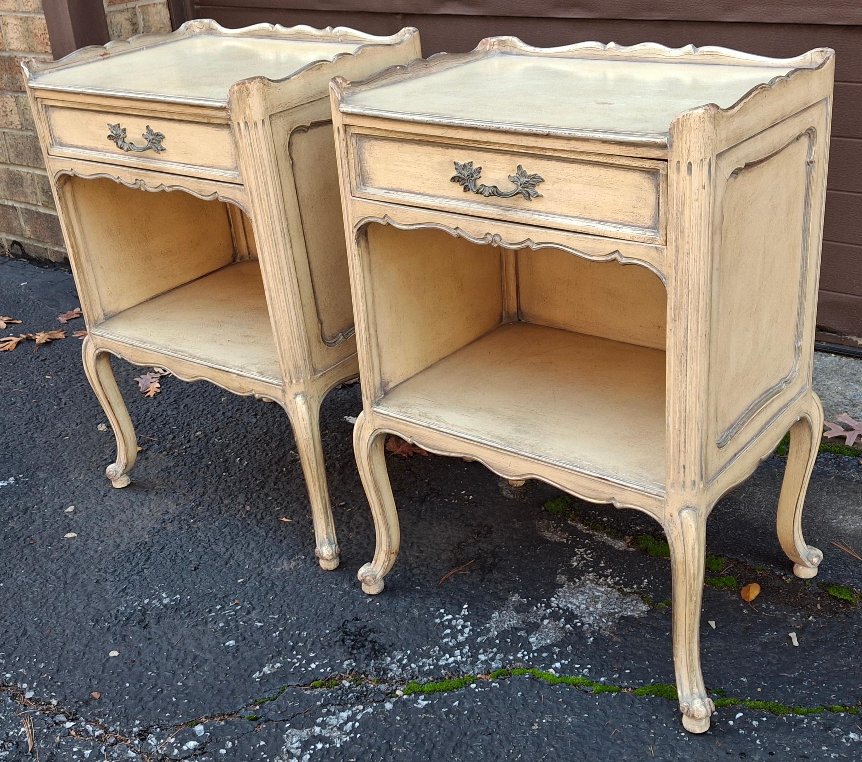 Paire de tables d'appoint de style Louis XV peintes en crème lavée, du milieu du siècle dernier en vente 4