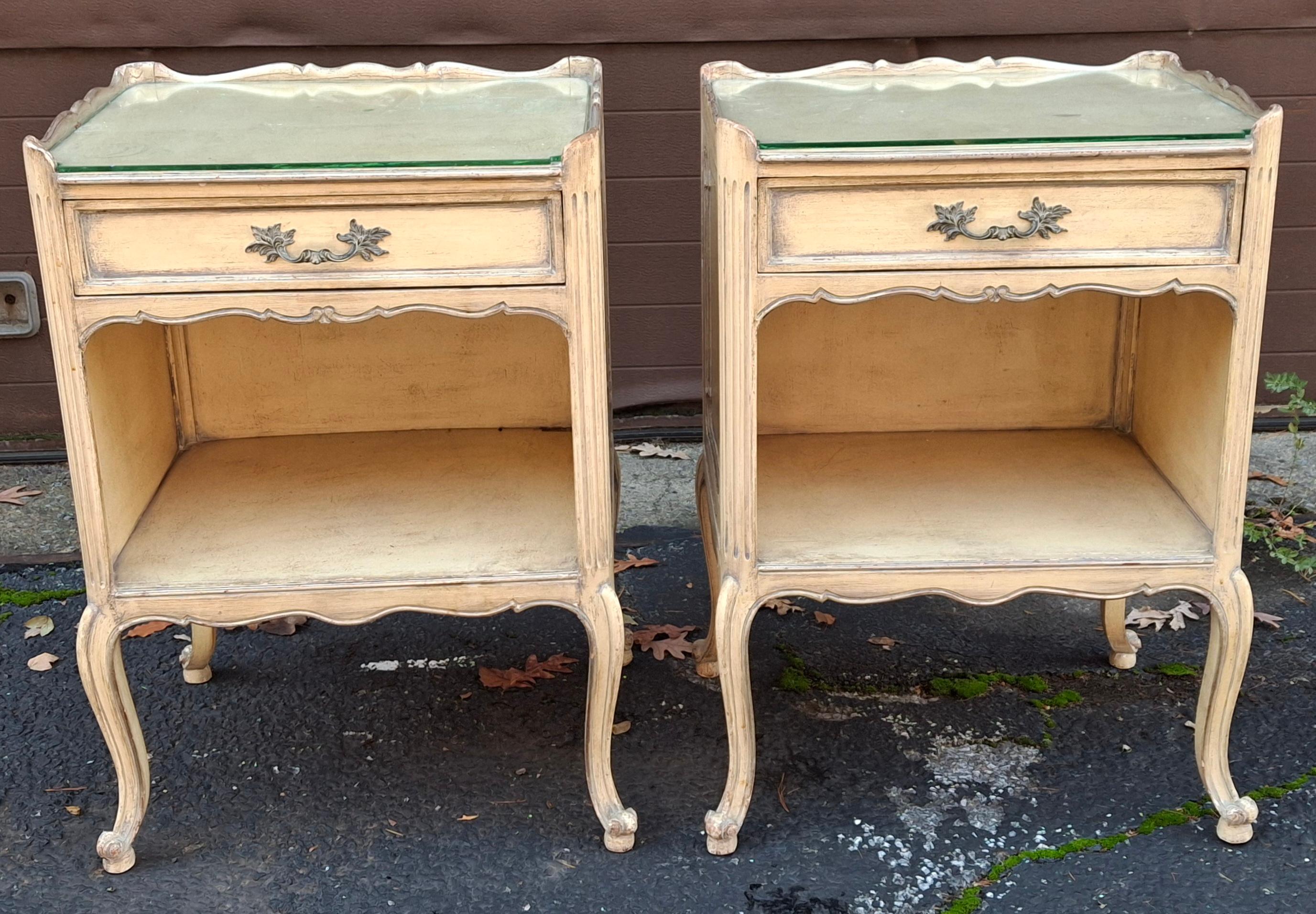 Paire de tables d'appoint de style Louis XV peintes en crème lavée, du milieu du siècle dernier en vente 5