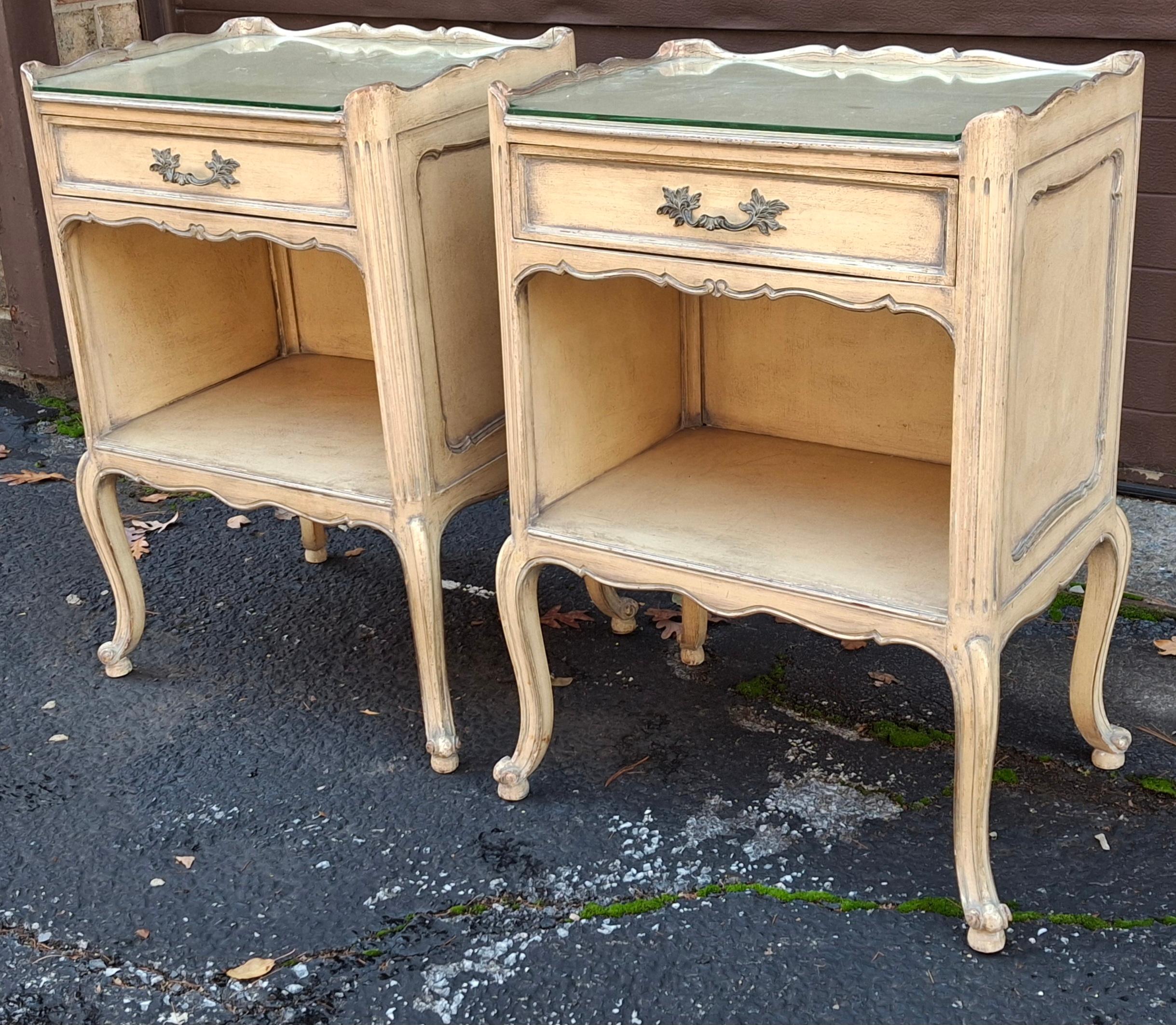Paire de tables d'appoint de style Louis XV peintes en crème lavée, du milieu du siècle dernier en vente 6