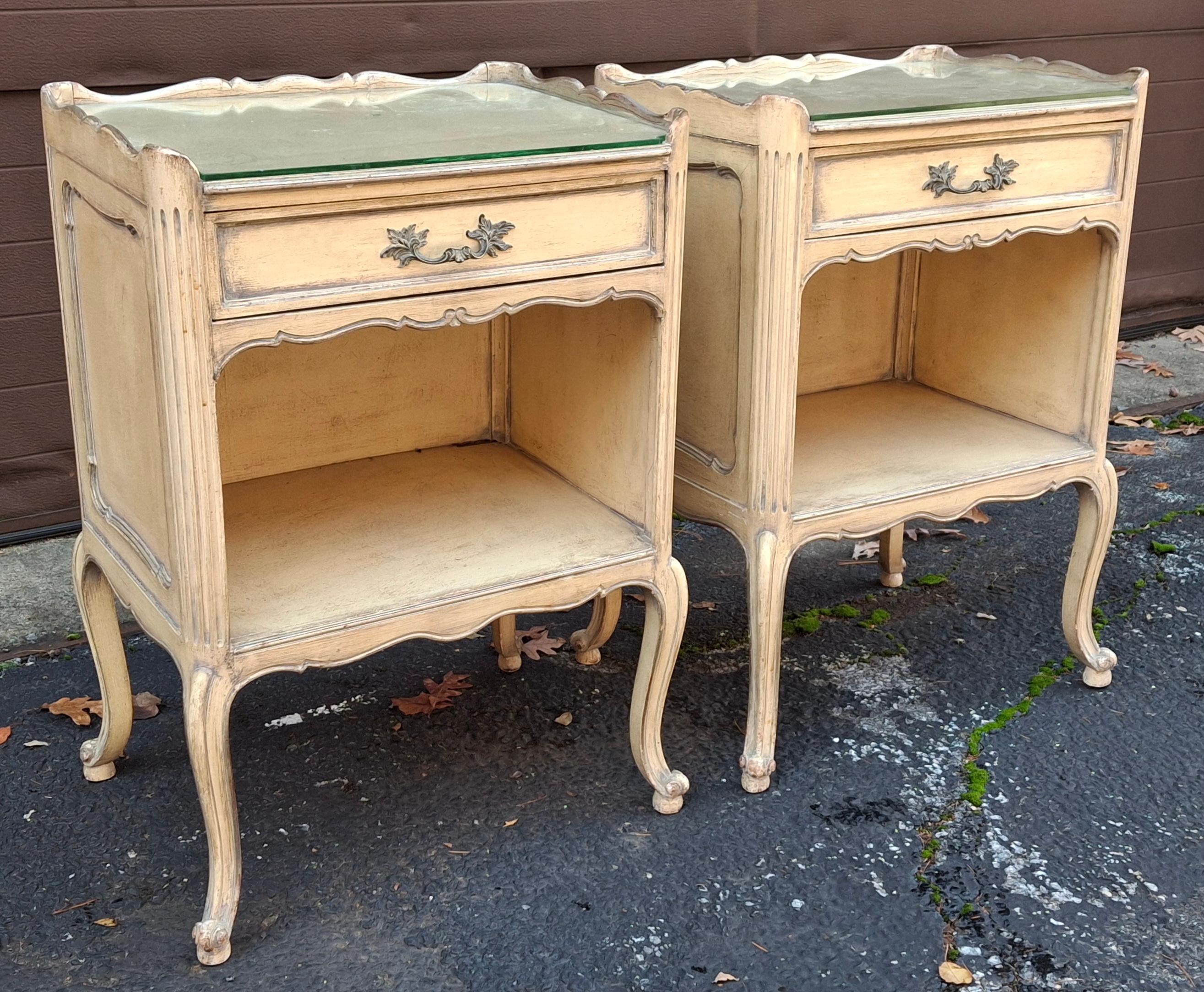 Paire de tables d'appoint de style Louis XV peintes en crème lavée, du milieu du siècle dernier en vente 7