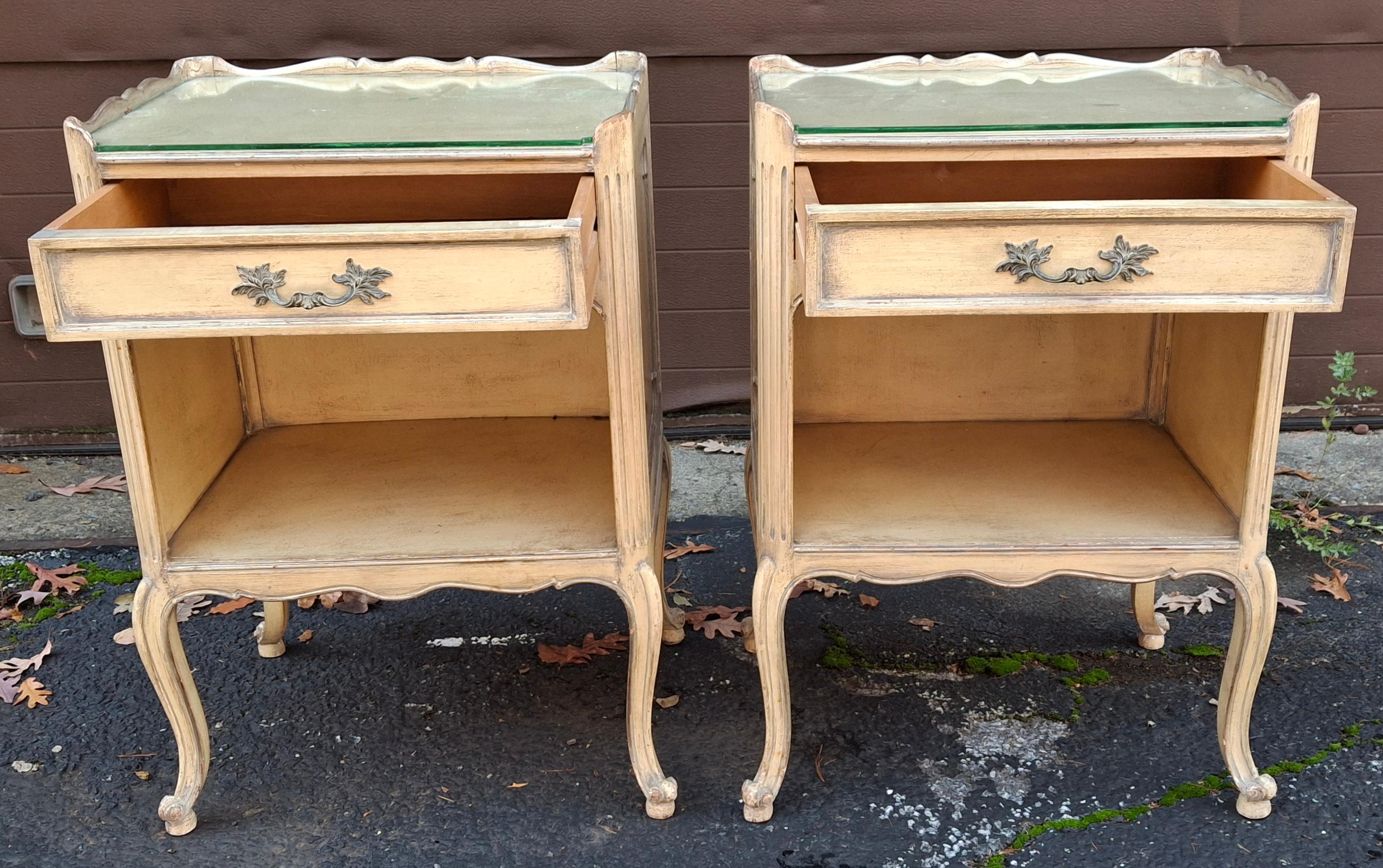 Paire de tables d'appoint de style Louis XV peintes en crème lavée, du milieu du siècle dernier en vente 8