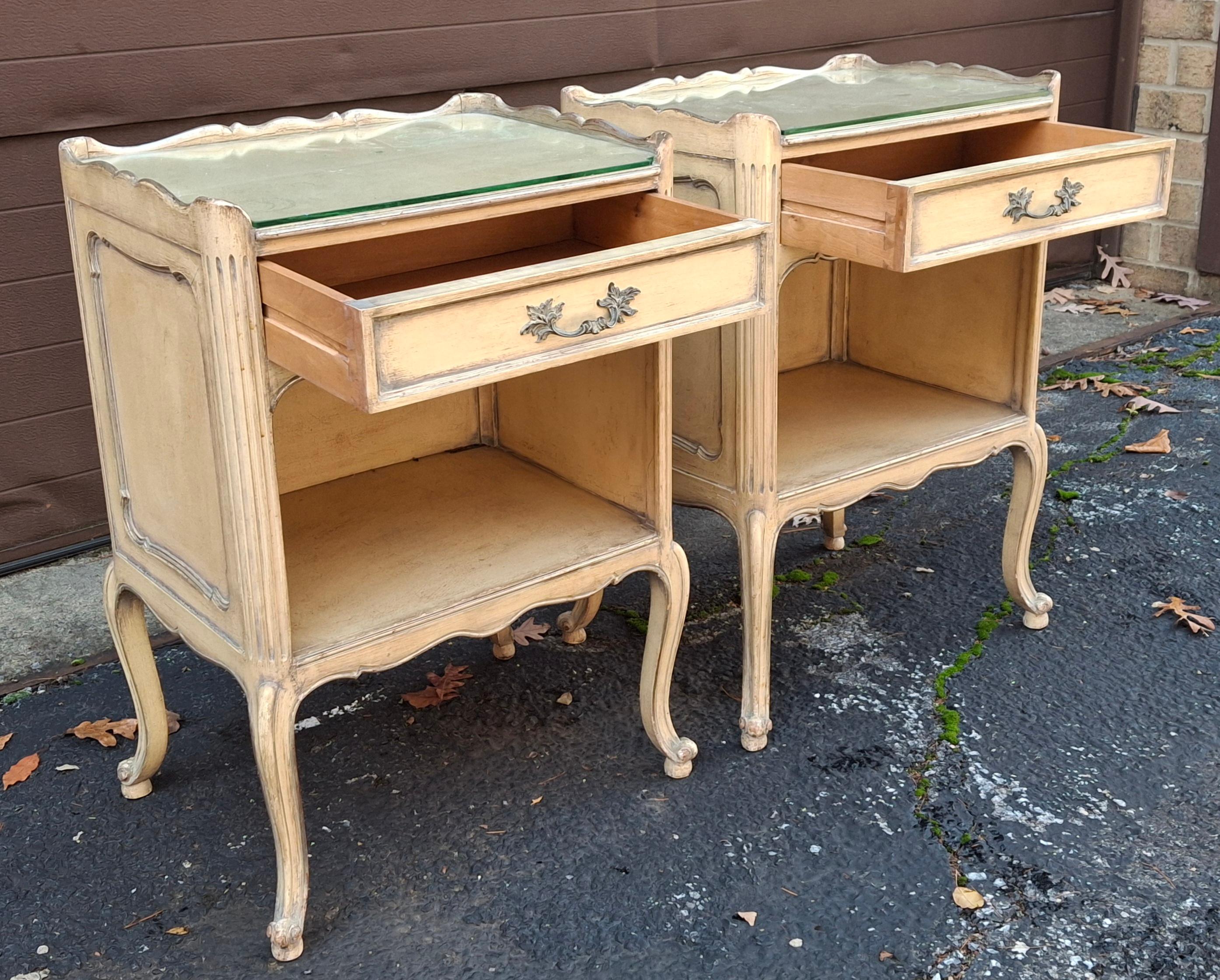 Paire de tables d'appoint de style Louis XV peintes en crème lavée, du milieu du siècle dernier en vente 9