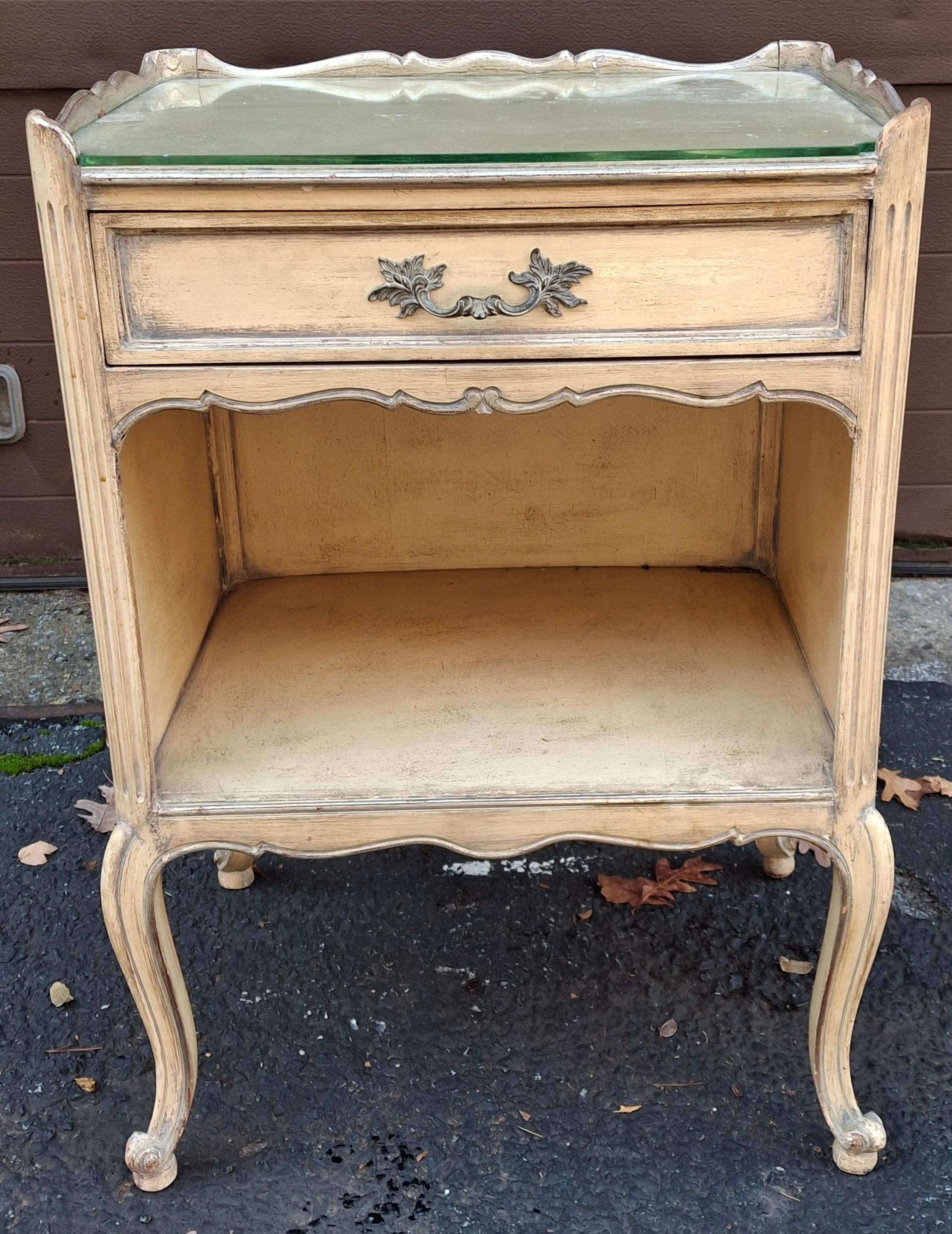 Paire de tables d'appoint de style Louis XV peintes en crème lavée, du milieu du siècle dernier en vente 10